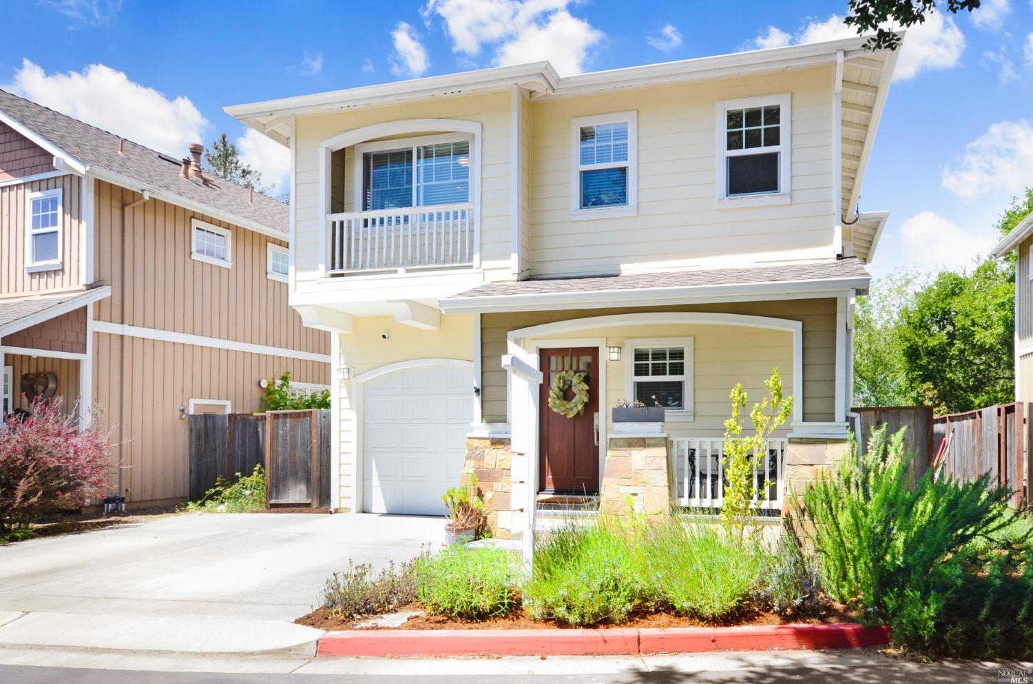 Detail Gallery Image 1 of 1 For 957 Martin Cir, Petaluma,  CA 94952 - 3 Beds | 2/1 Baths