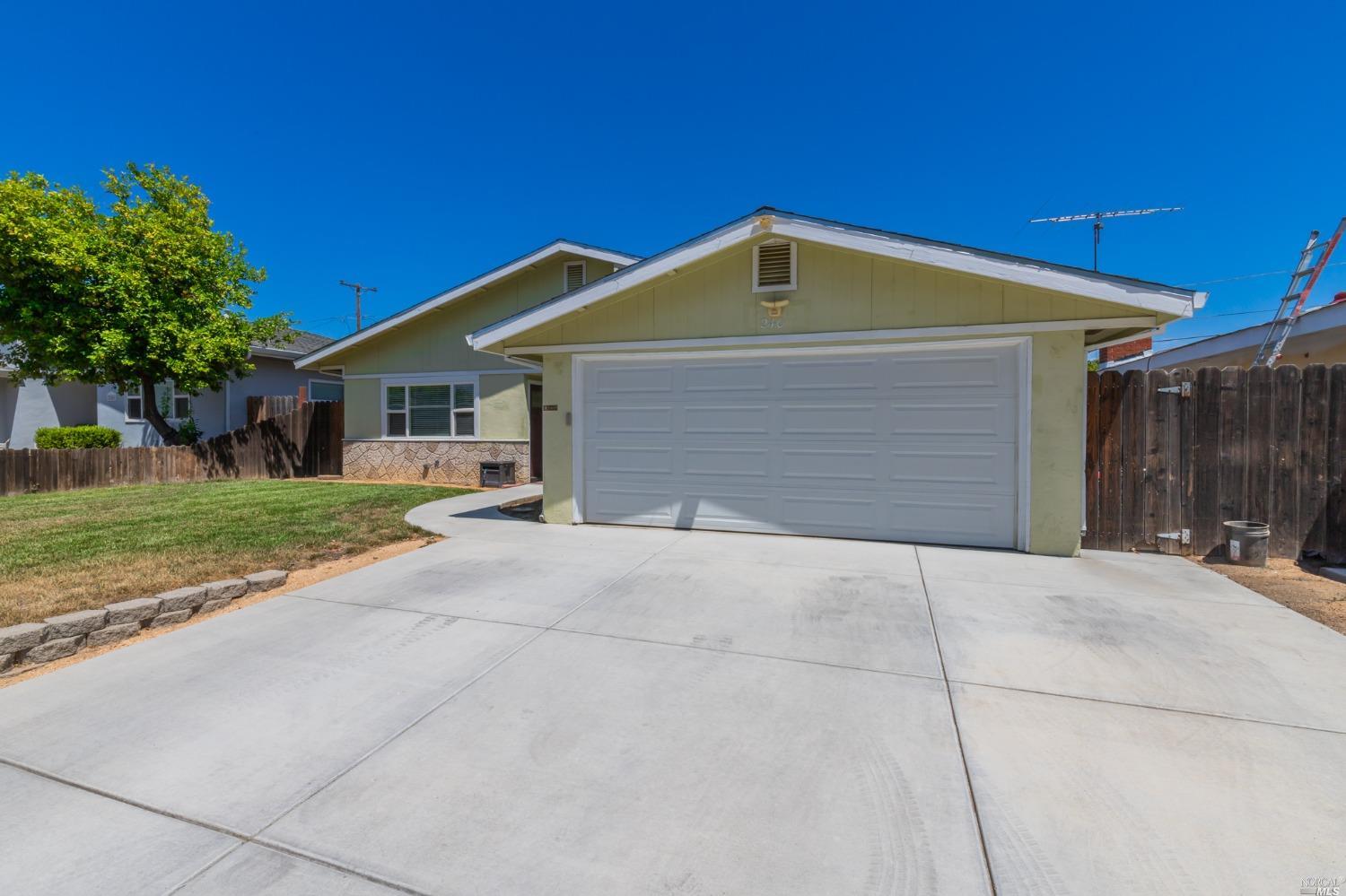 Detail Gallery Image 1 of 1 For 240 Grape St, Vacaville,  CA 95688 - 3 Beds | 2 Baths
