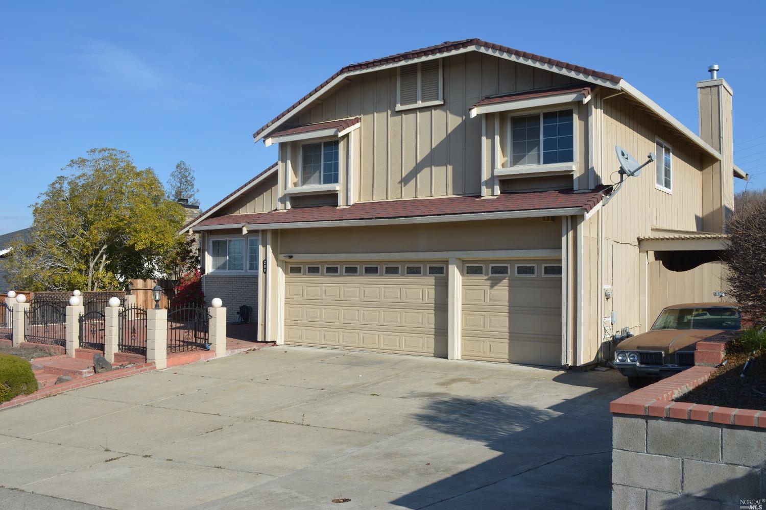Desirable Hunter Ranch neighborhood of East Vallejo. This impressive home features a light and brigh