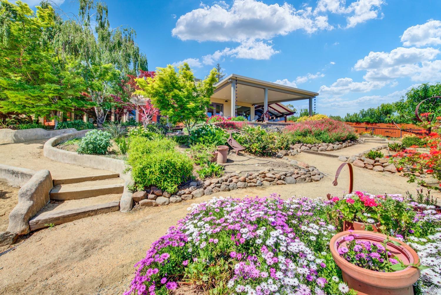 Photo of 161 Oak Hill Ct in Vacaville, CA