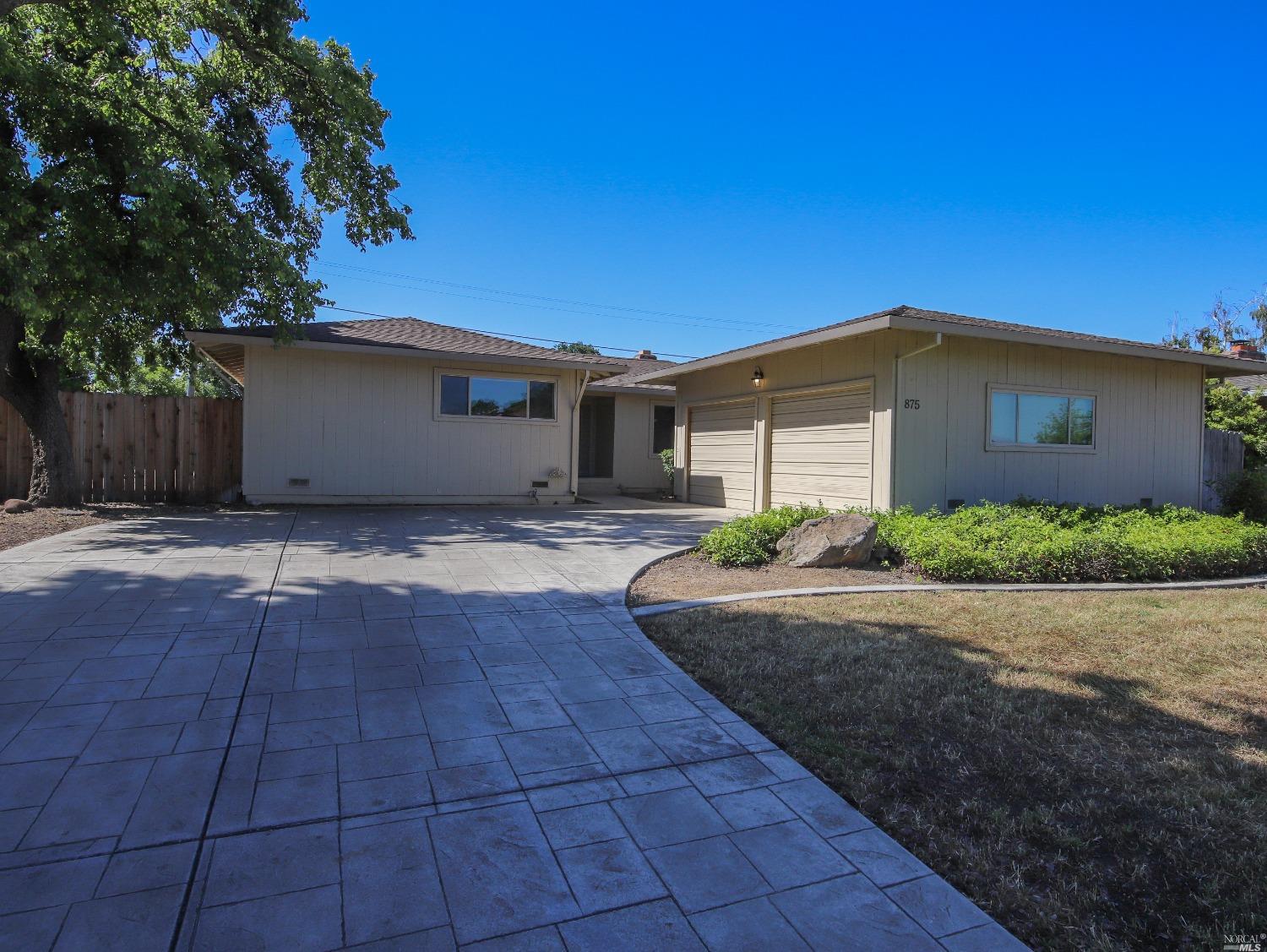 Photo of 875 W B St in Dixon, CA