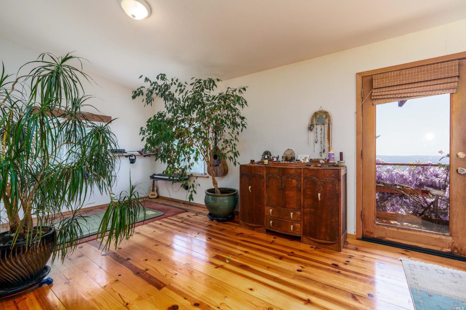 Detail Gallery Image 10 of 28 For 27400 Ridge Rd, Willits,  CA 95490 - 3 Beds | 2 Baths