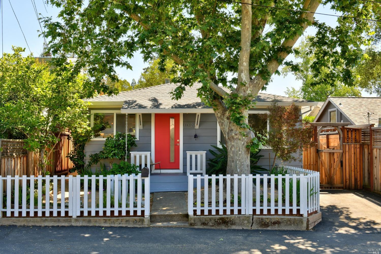 Photo of 102 Marion Ln in Healdsburg, CA