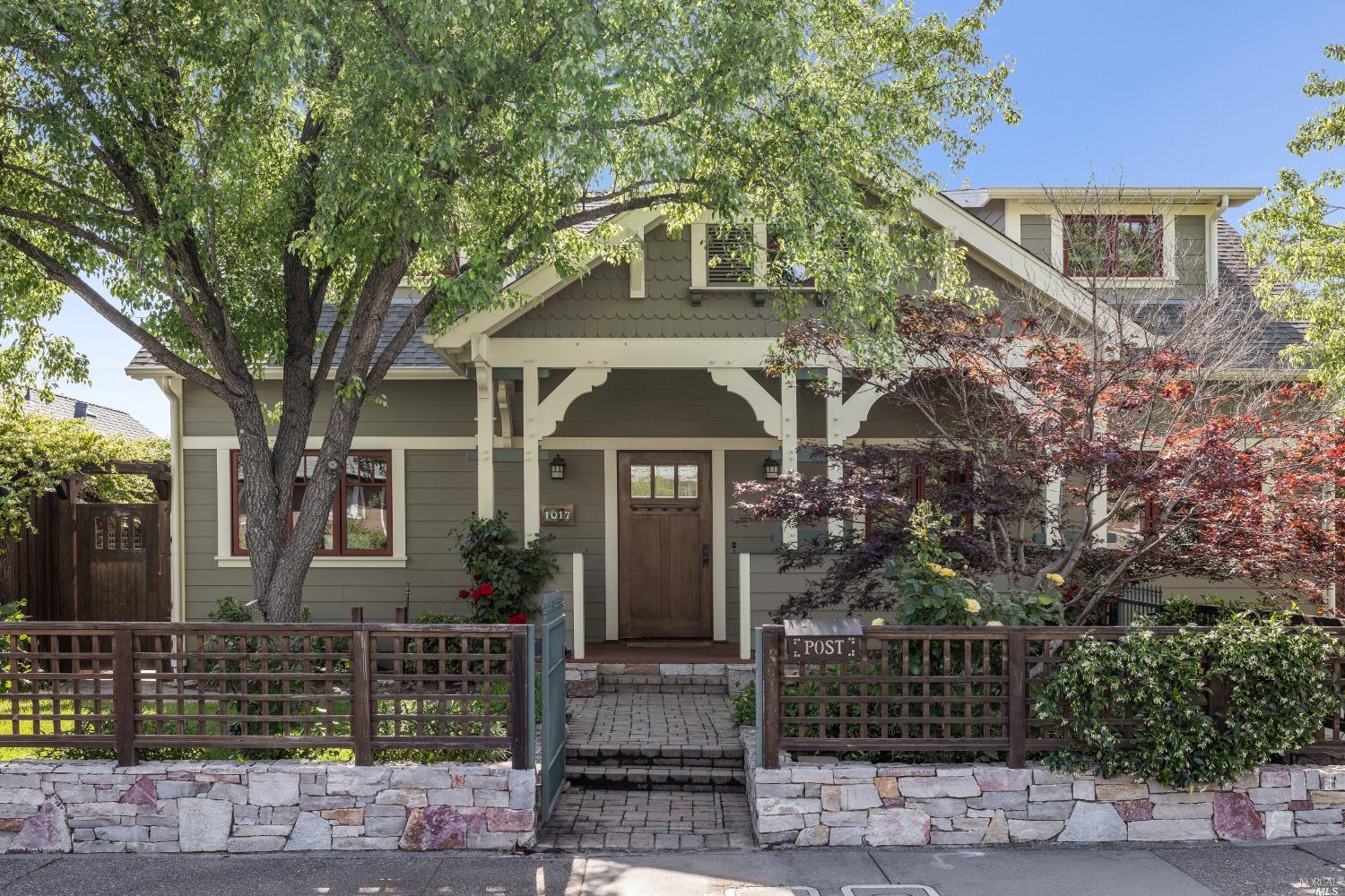 Photo of 1017 Sunnyside Dr in Healdsburg, CA