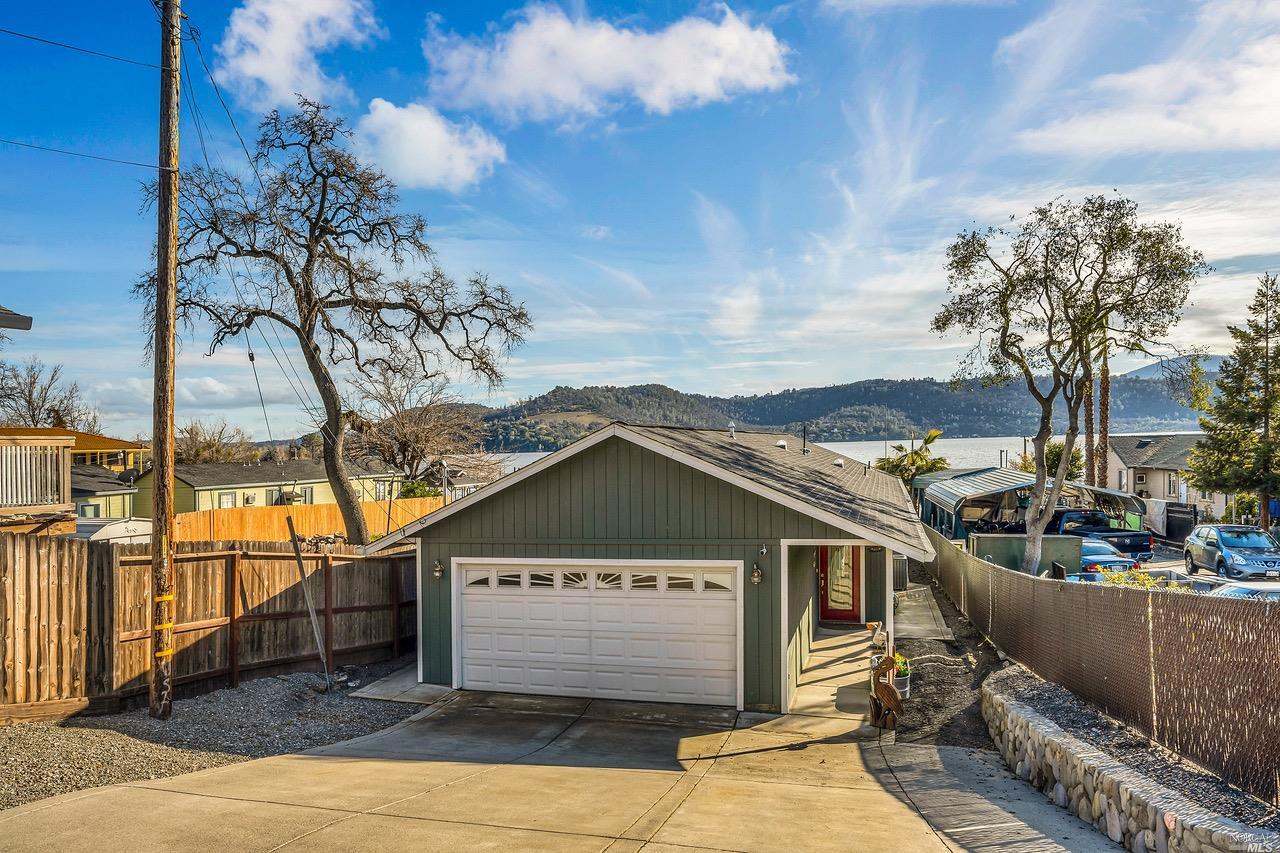 Photo of 13801 Lakeshore Dr in Clearlake, CA