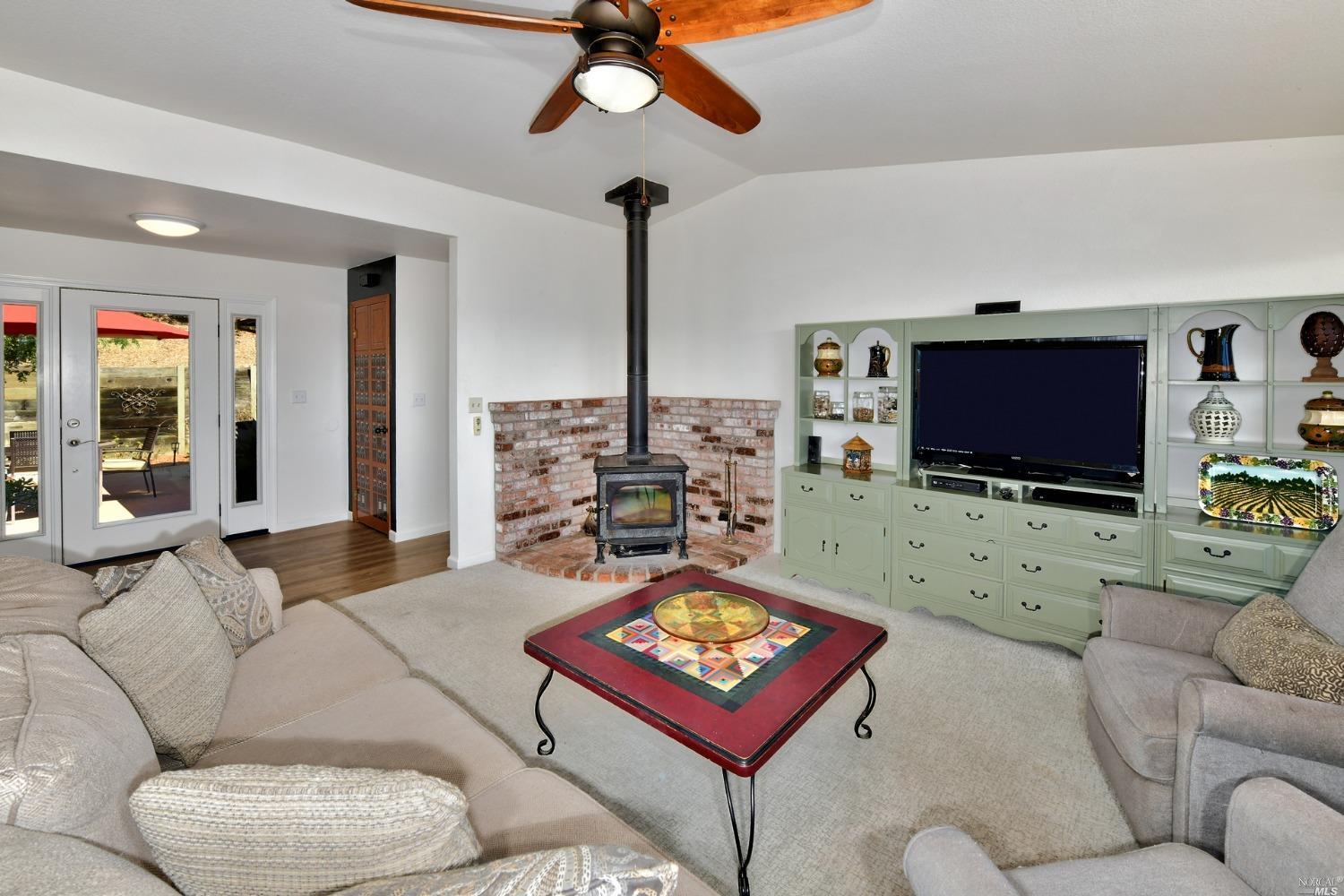 Photo of 26880 Toyon Ln in Cloverdale, CA