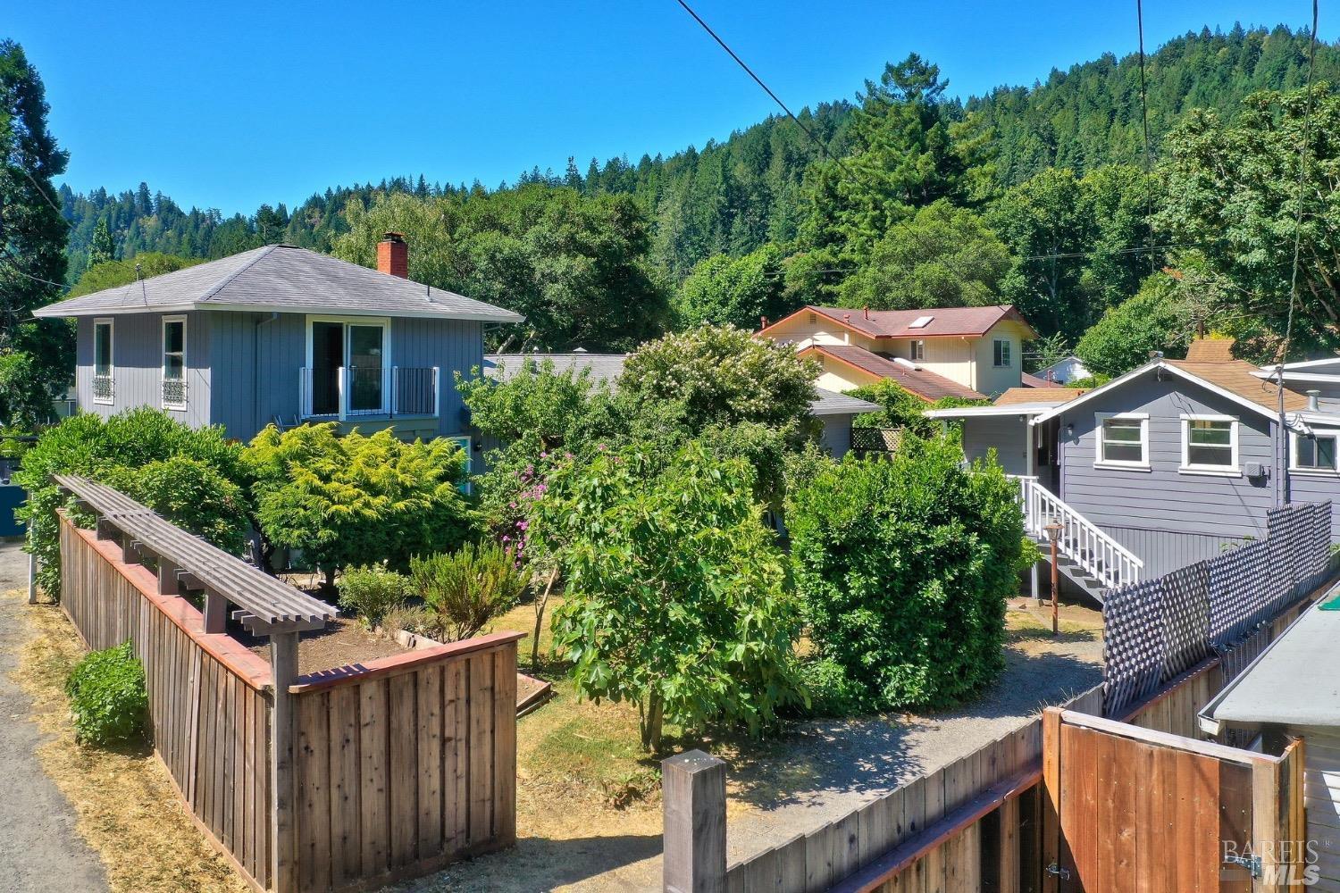 Photo of 17408 River Ln in Guerneville, CA
