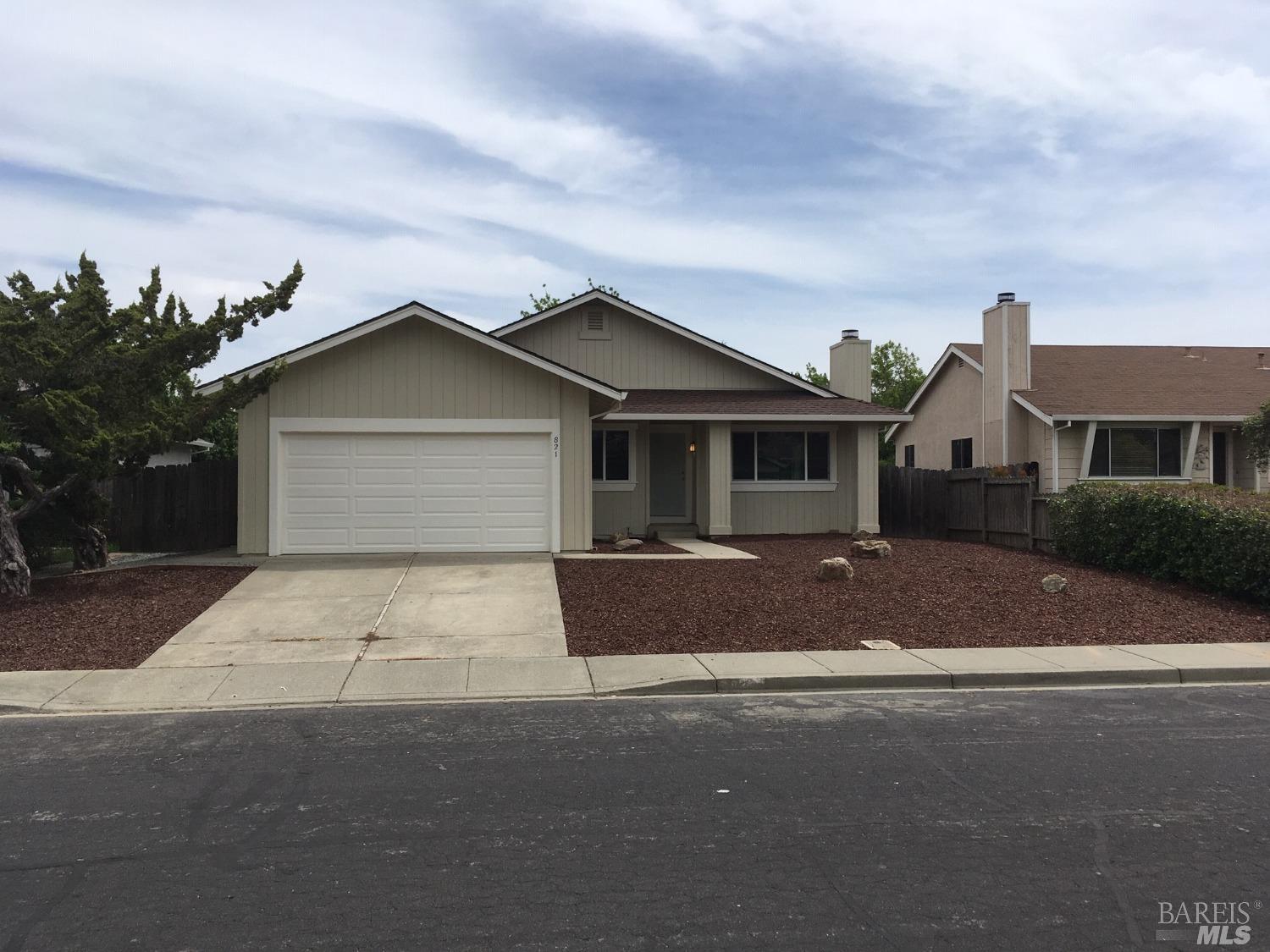 Photo of 821 Crested Dr in Suisun City, CA
