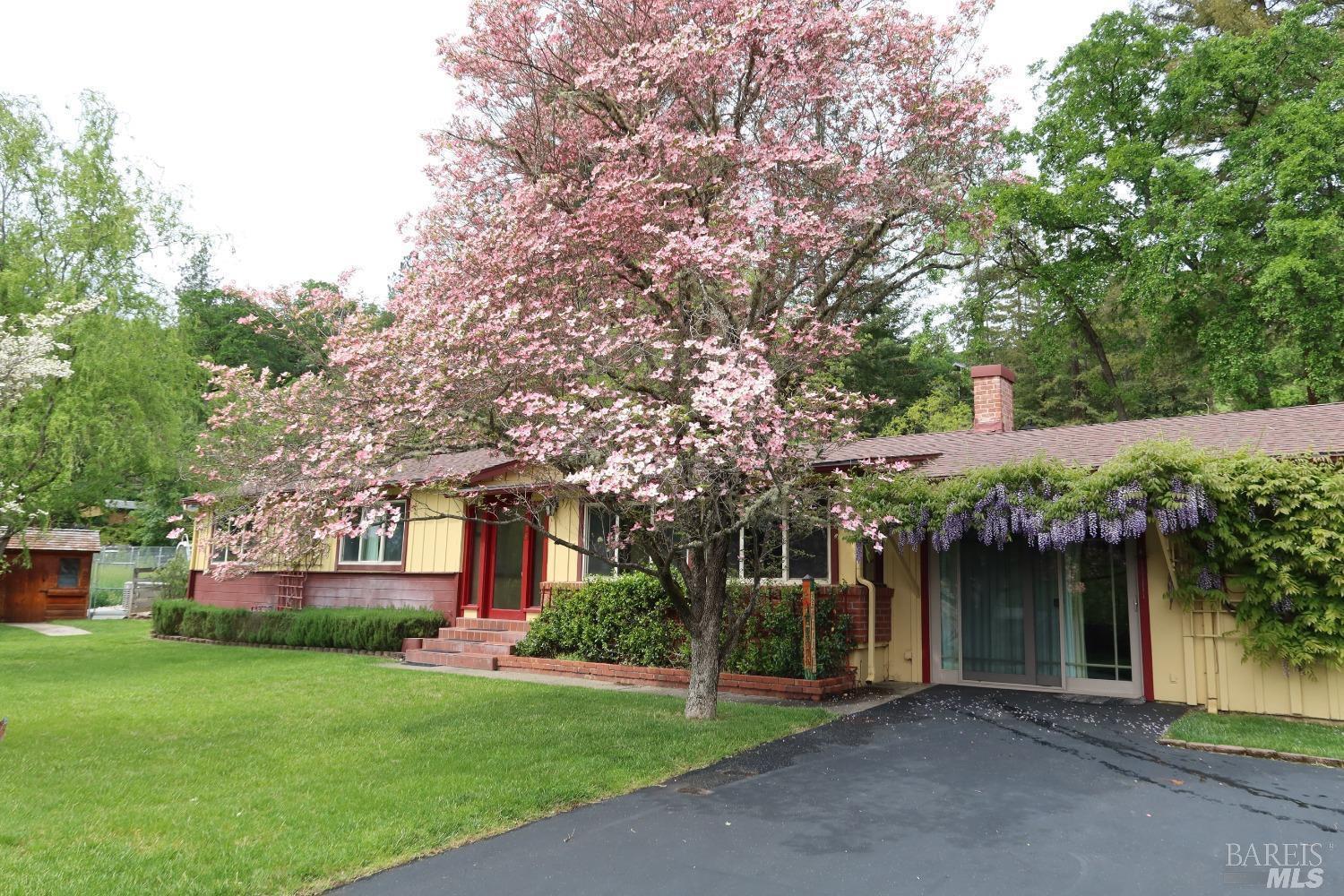 Photo of 298 Valley View Rd in Ukiah, CA