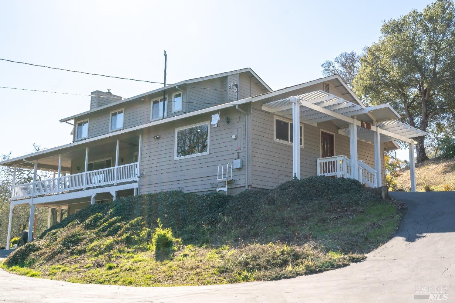 Photo of 171 Country Club Ln in Napa, CA