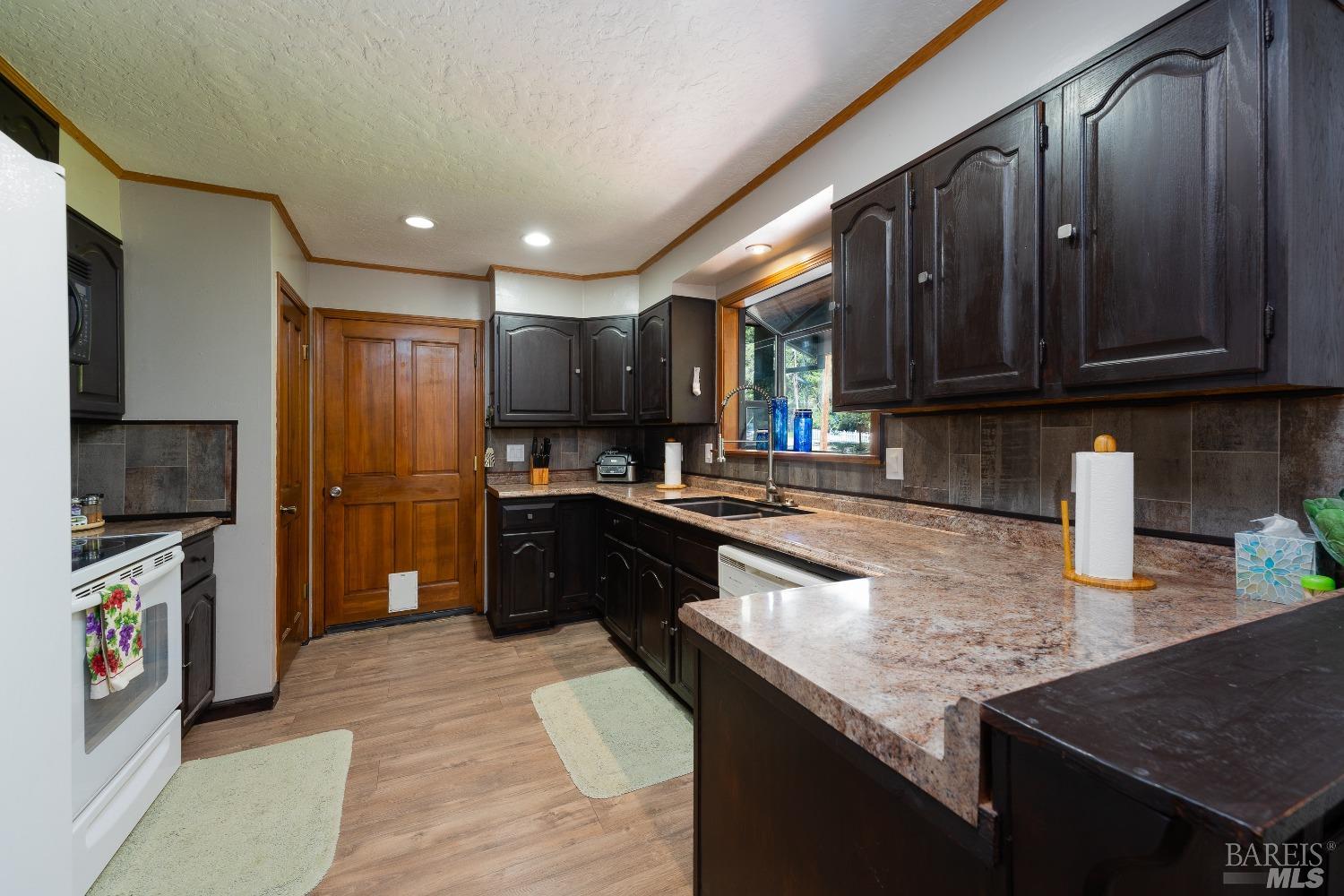 Detail Gallery Image 11 of 35 For 24024 Azalea St, Willits,  CA 95490 - 4 Beds | 3 Baths