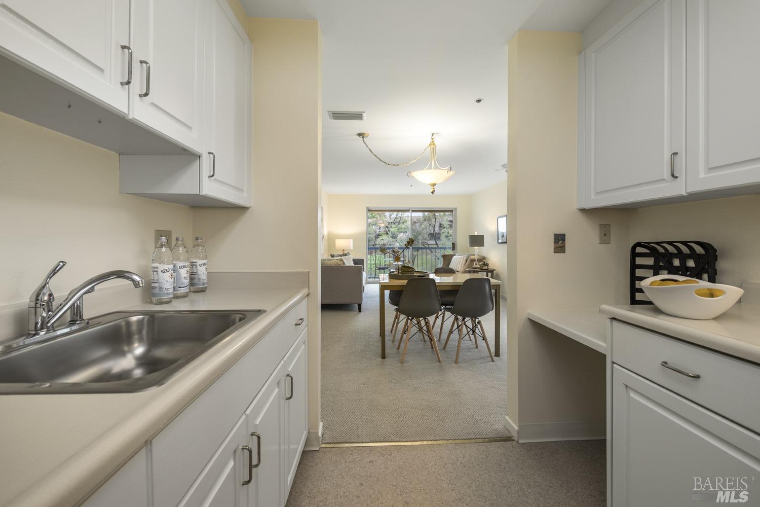 Detail Gallery Image 9 of 32 For 100 Thorndale Dr #303,  San Rafael,  CA 94903 - 1 Beds | 1 Baths