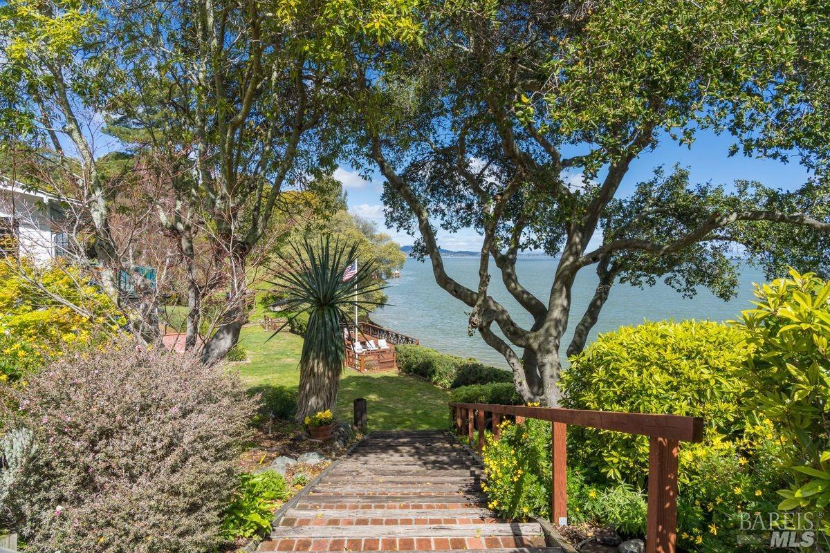 Detail Gallery Image 23 of 34 For 3900 Paradise Dr, Tiburon,  CA 94920 - 8 Beds | 5/1 Baths