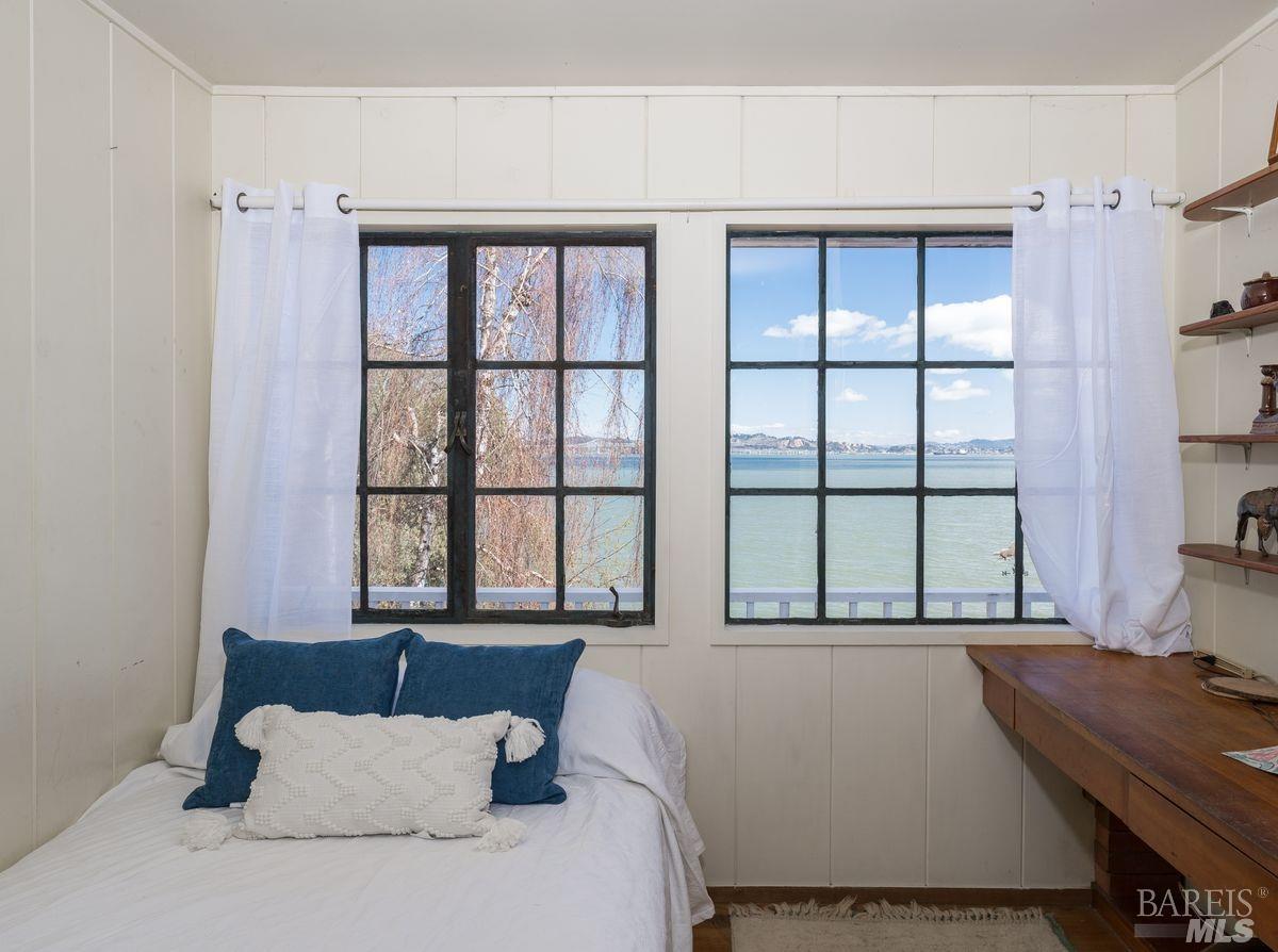 Detail Gallery Image 9 of 34 For 3900 Paradise Dr, Tiburon,  CA 94920 - 8 Beds | 5/1 Baths