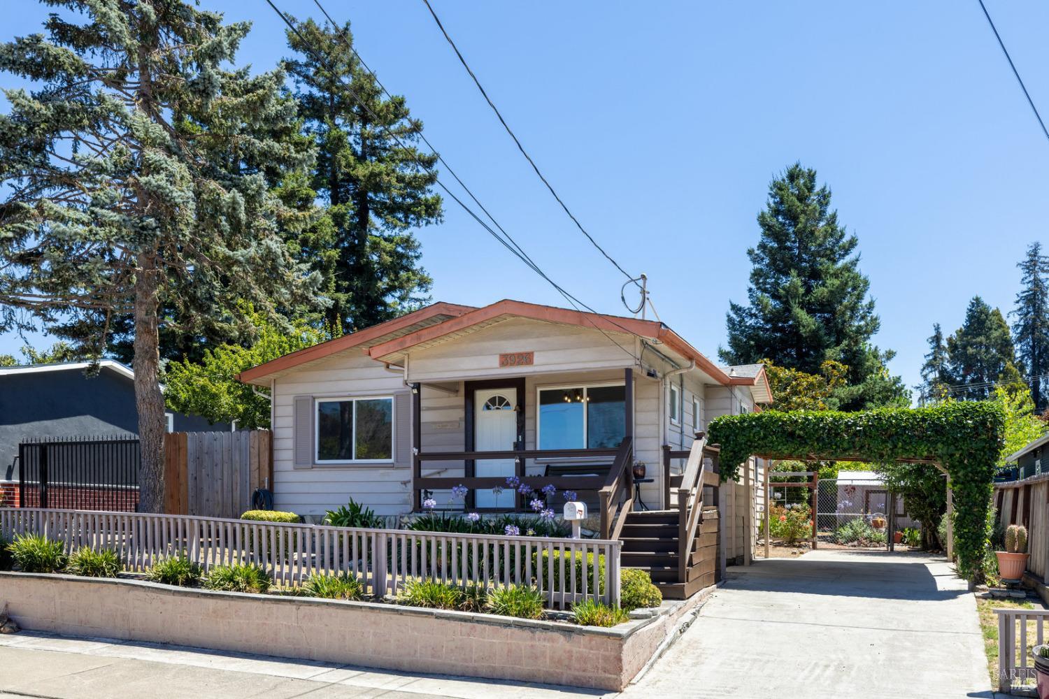 Photo of 3926 Edgemoor Pl in Oakland, CA