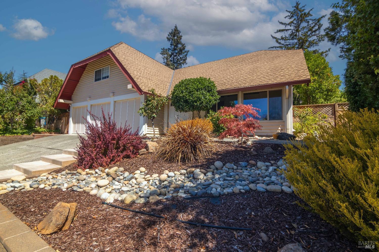 Photo of 708 Montclair Dr in Santa Rosa, CA