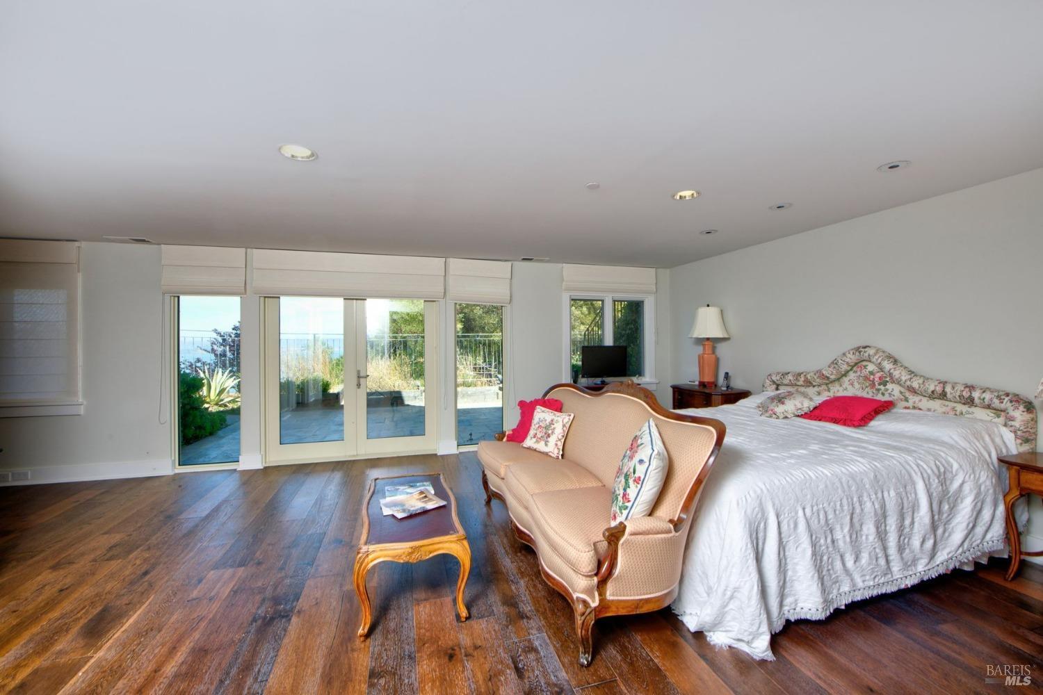 Detail Gallery Image 30 of 32 For 185 Gilmartin Dr, Tiburon,  CA 94920 - 7 Beds | 7/4 Baths