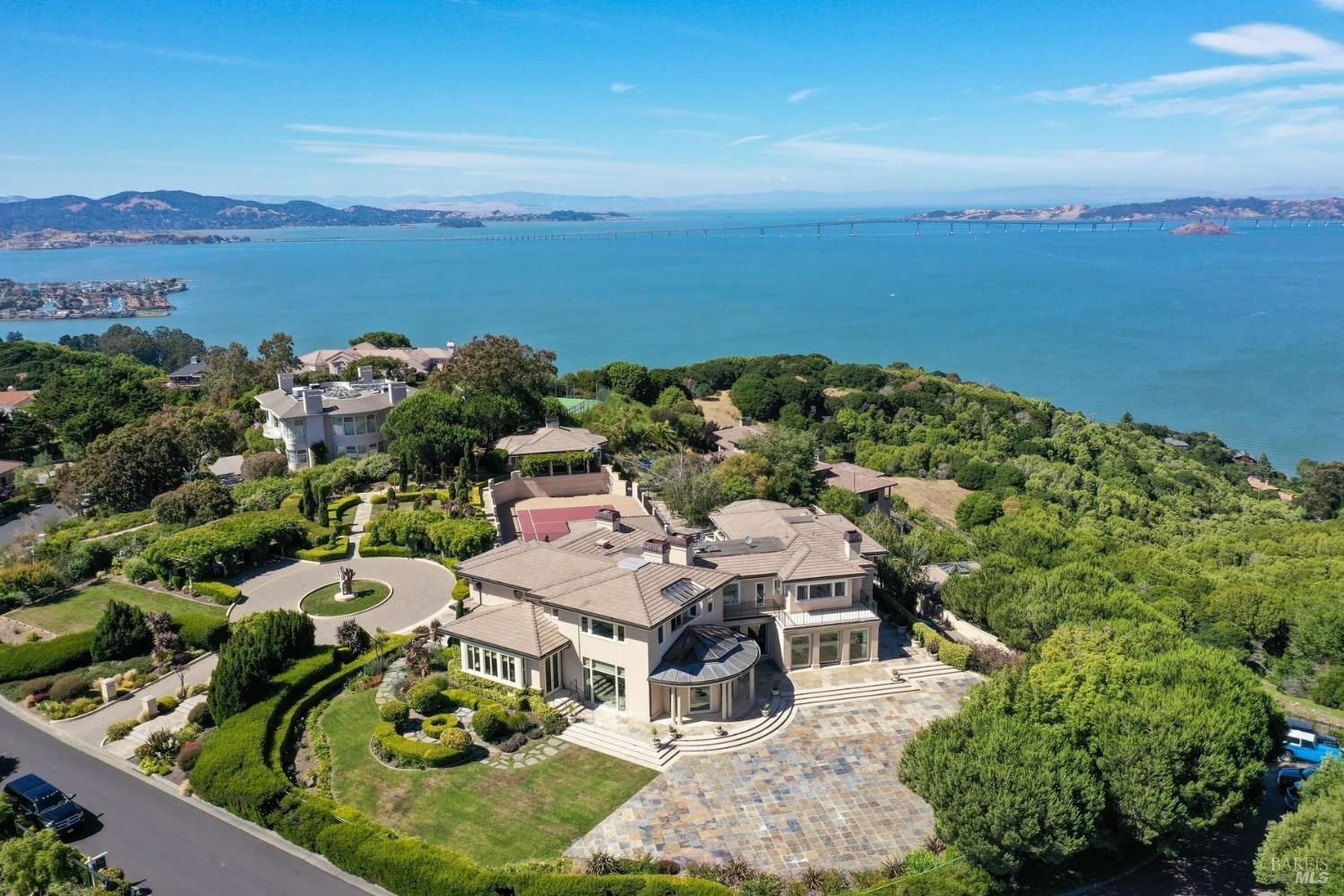 Detail Gallery Image 2 of 32 For 185 Gilmartin Dr, Tiburon,  CA 94920 - 7 Beds | 7/4 Baths