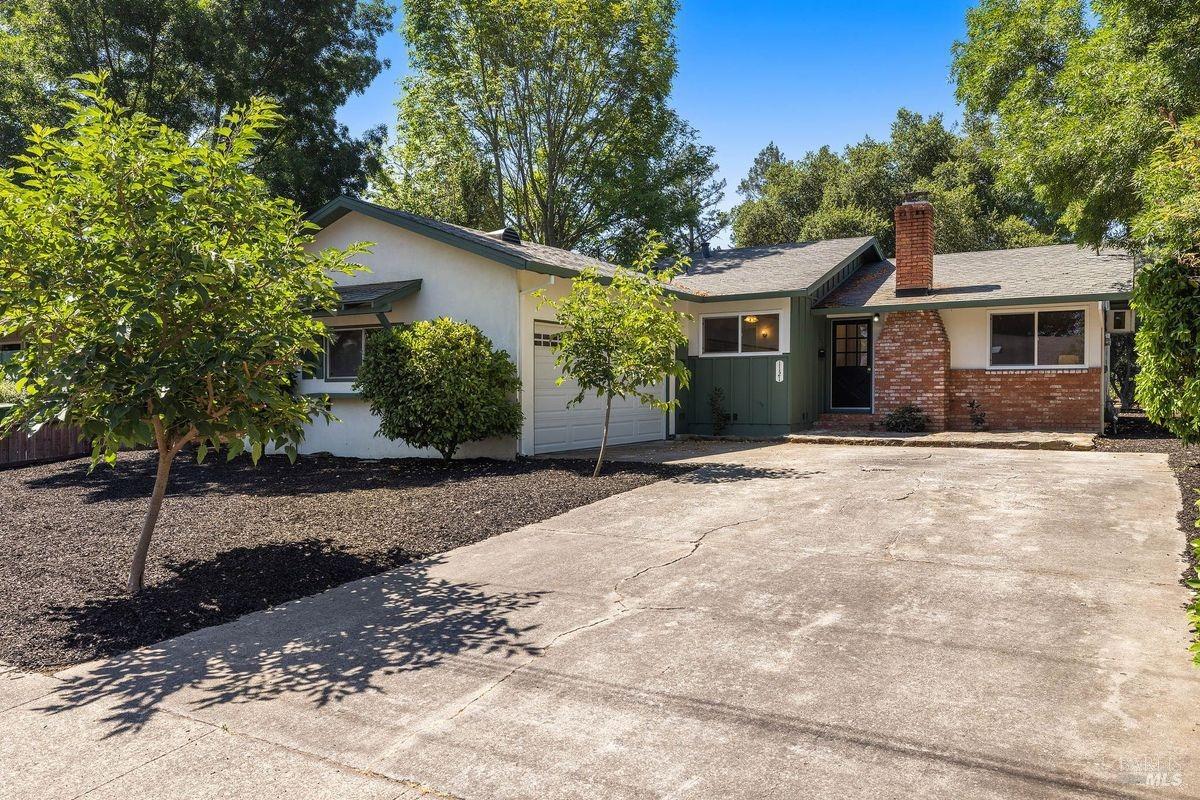 Photo of 1121 Valley View St in St Helena, CA