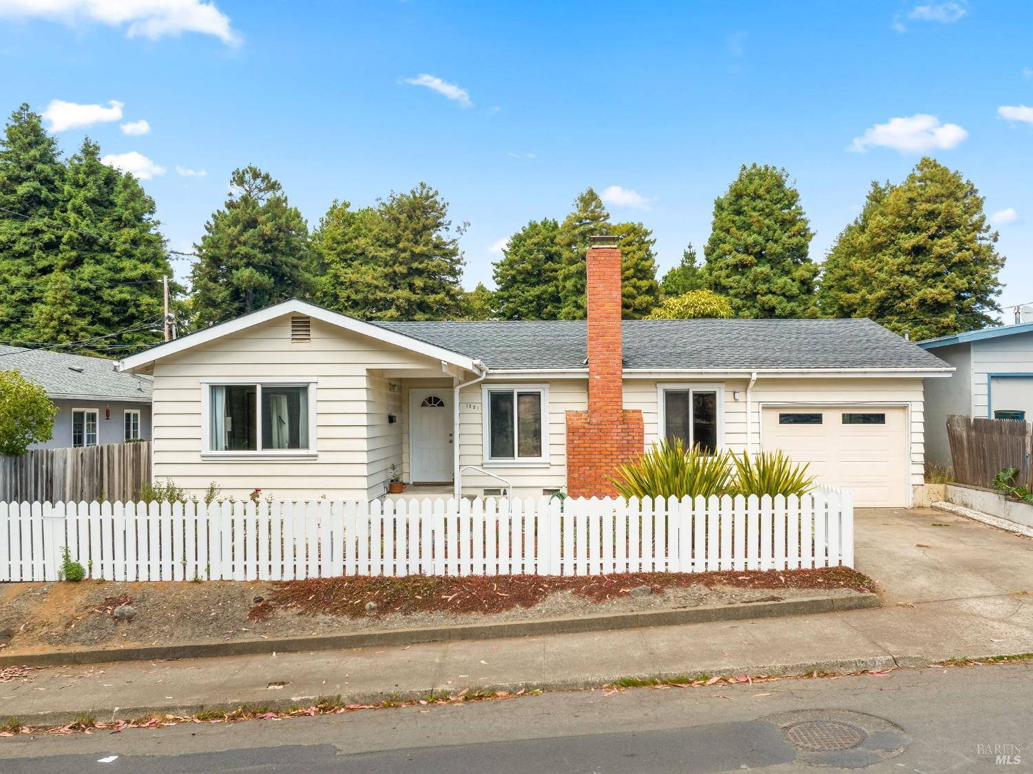 Photo of 1221 Cedar St in Fort Bragg, CA