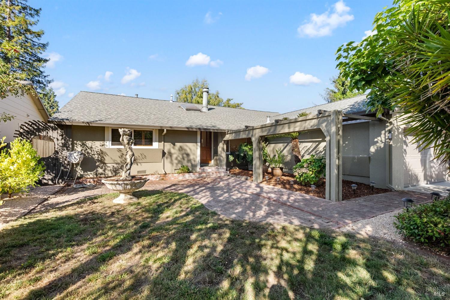 Photo of 360 Brookhaven Ct in Sebastopol, CA
