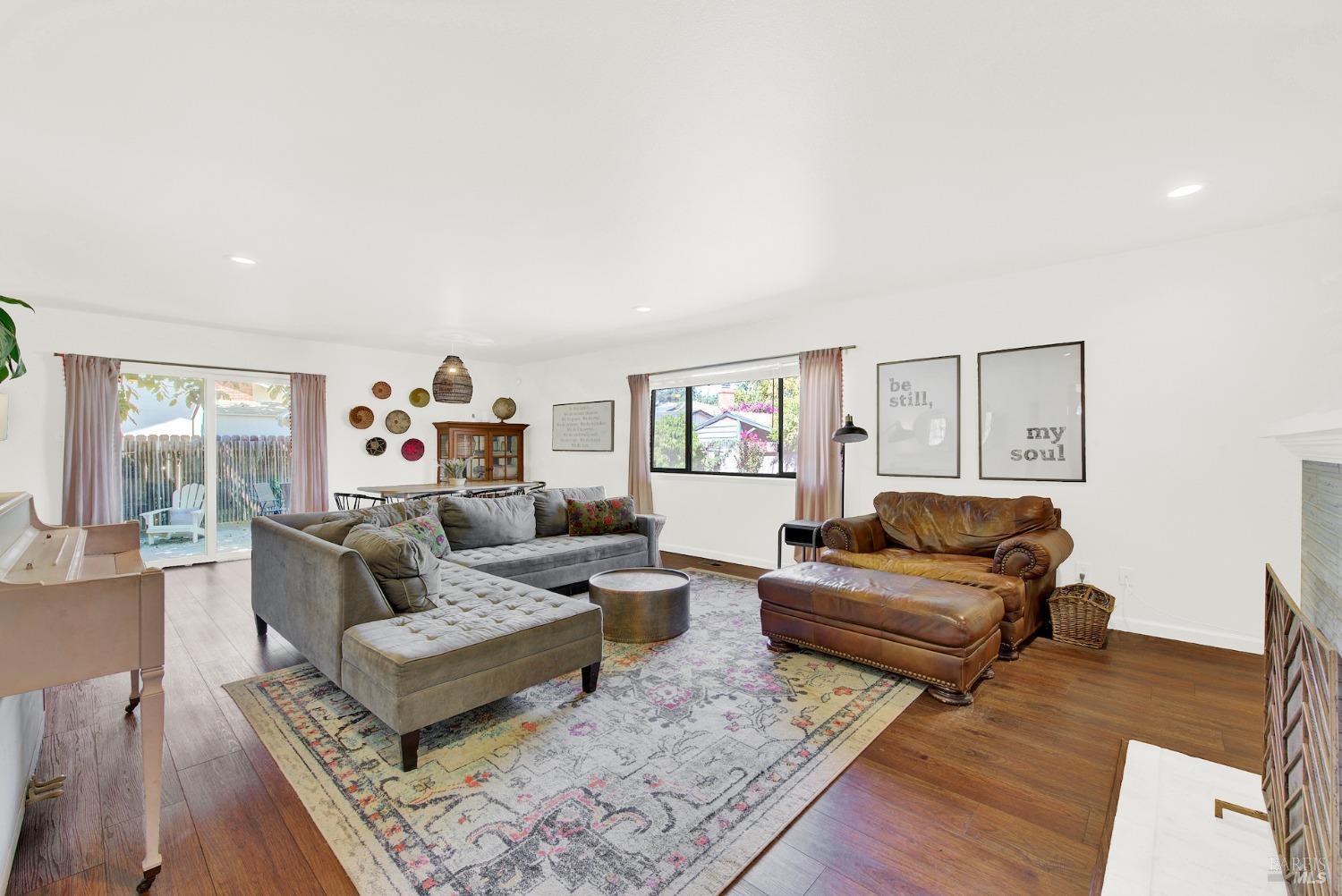 Photo of 870 Sunset Dr in Dixon, CA