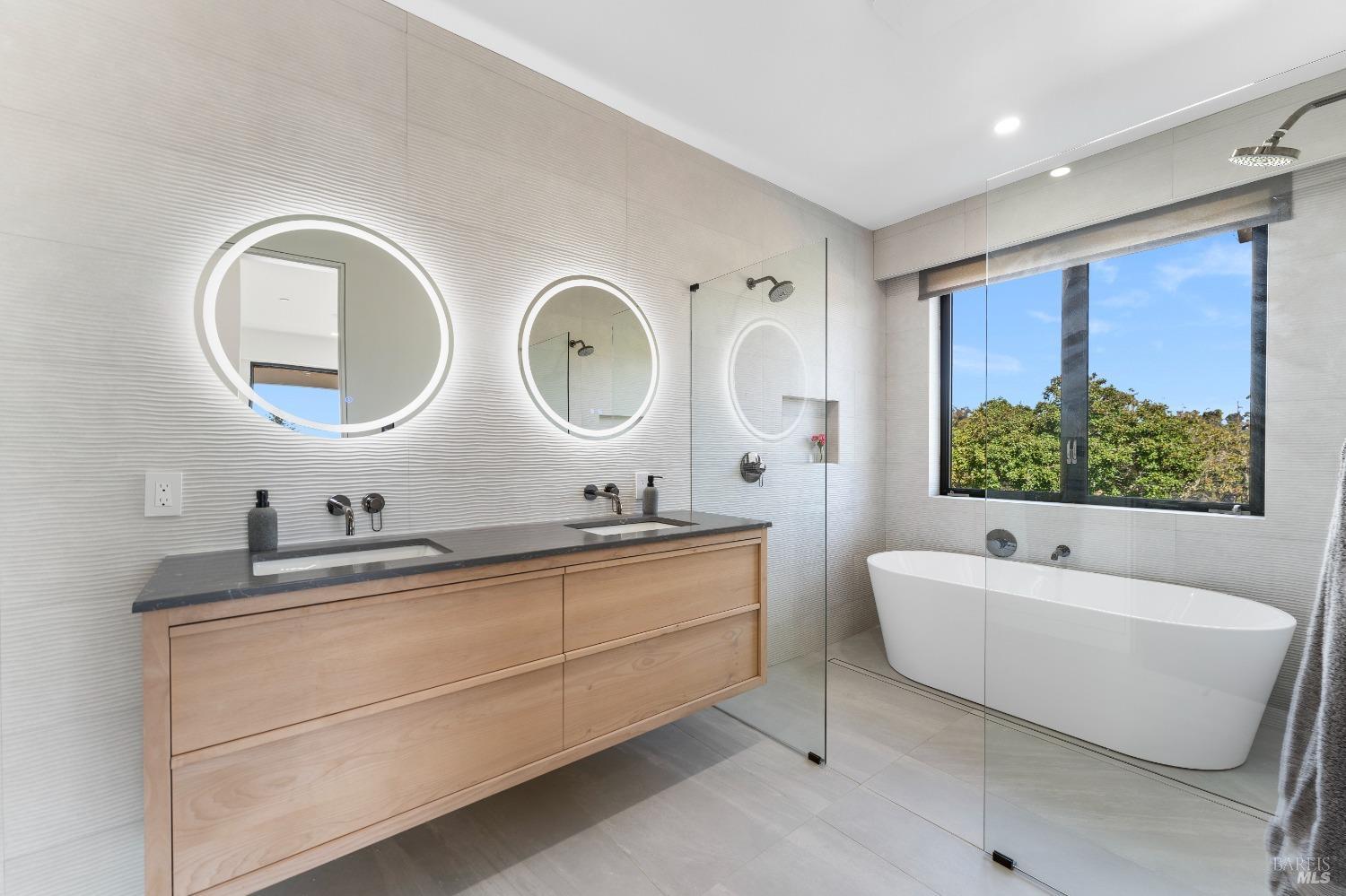 Detail Gallery Image 31 of 58 For 17 Moncada Way, San Rafael,  CA 94901 - 8 Beds | 7 Baths