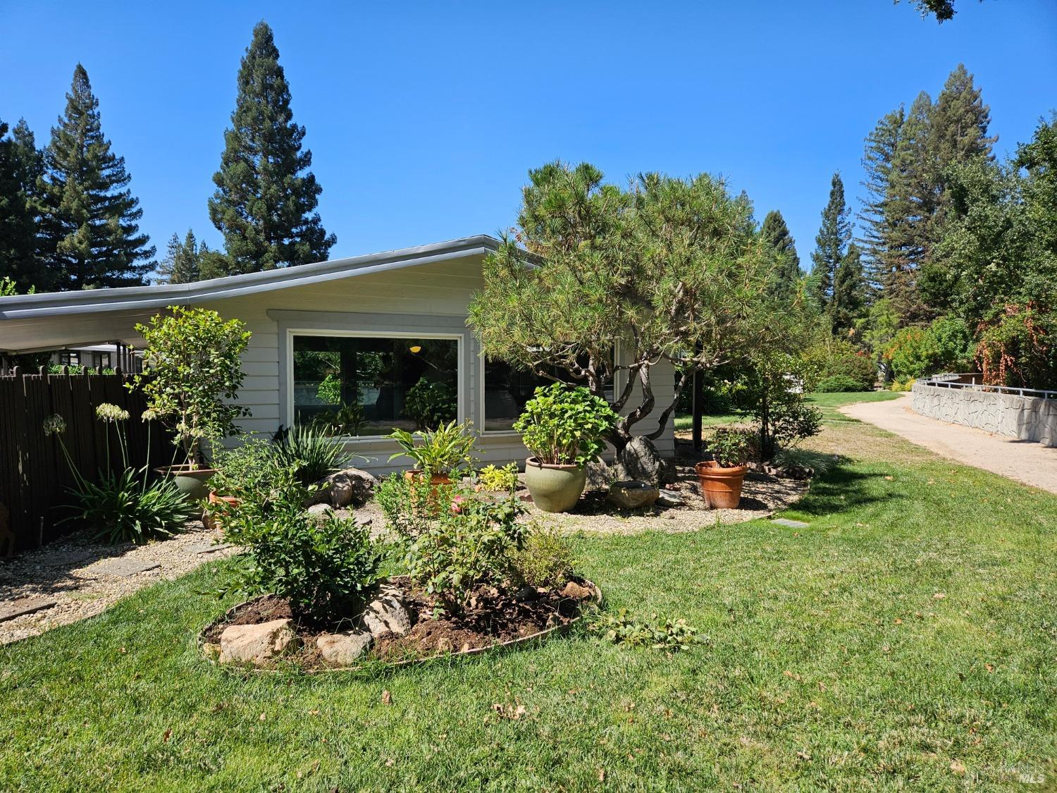 Photo of 17 Los Robles Ct in St Helena, CA