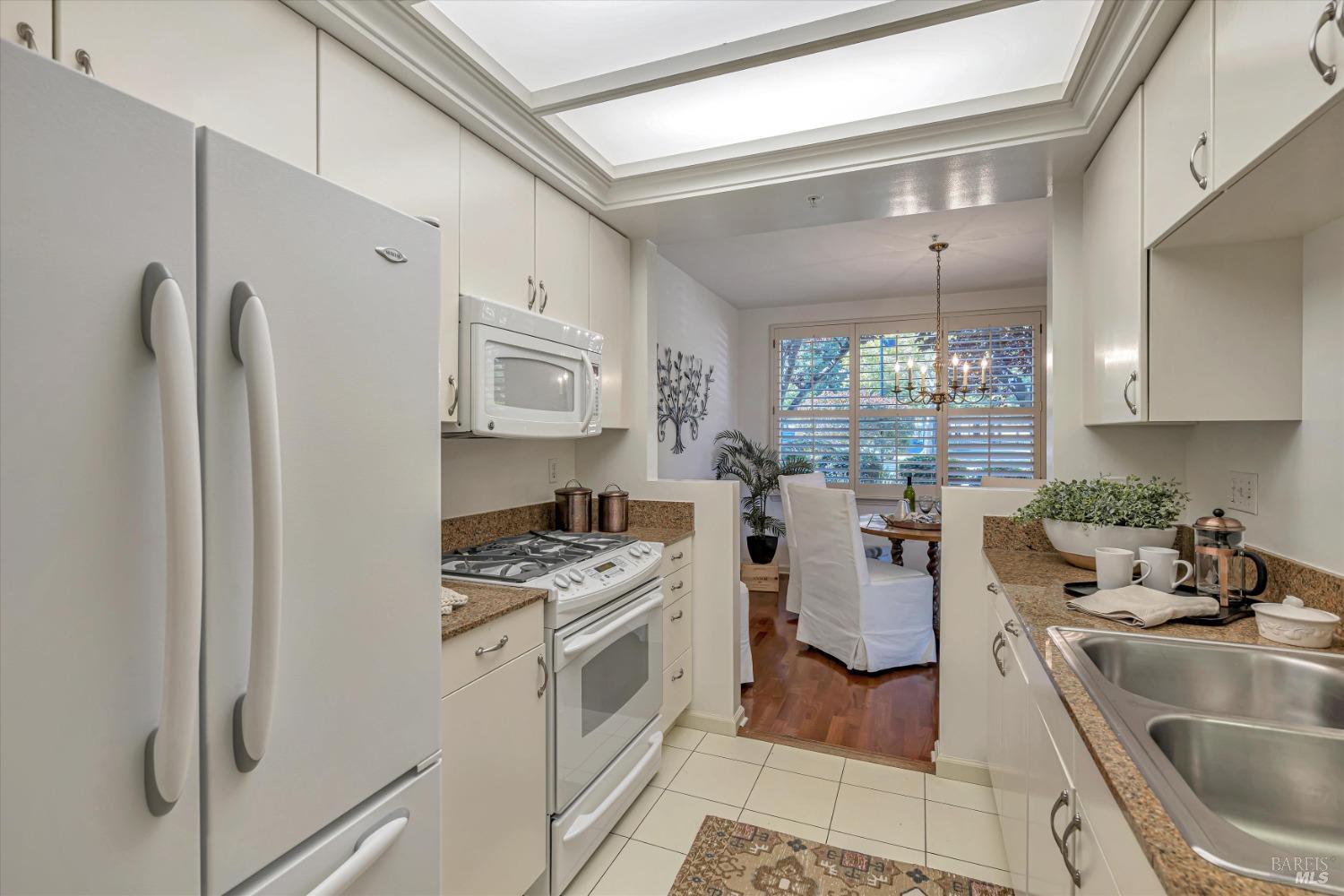 Detail Gallery Image 13 of 36 For 100 Deer Valley Rd Gb,  San Rafael,  CA 94903 - 2 Beds | 2 Baths