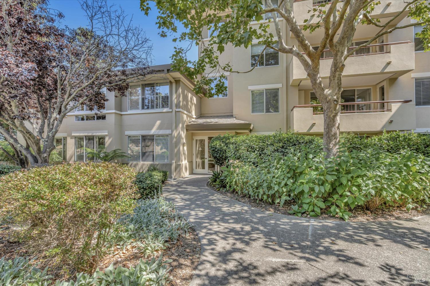 Detail Gallery Image 3 of 36 For 100 Deer Valley Rd Gb,  San Rafael,  CA 94903 - 2 Beds | 2 Baths