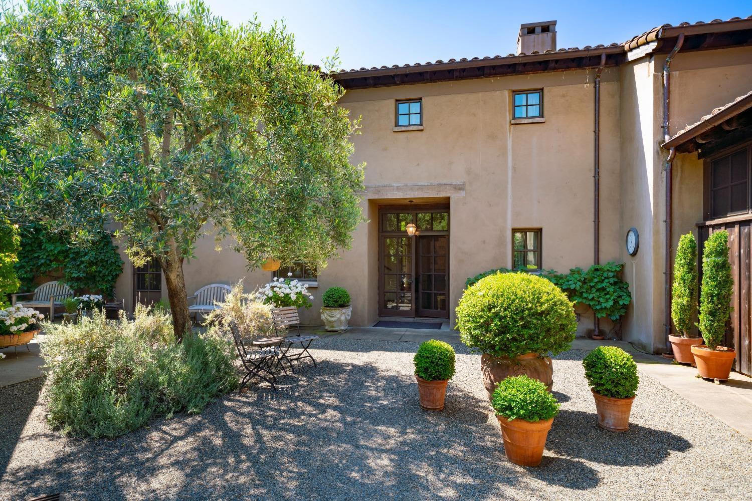 Photo of 2100 Ridge Oaks Rd in Geyserville, CA