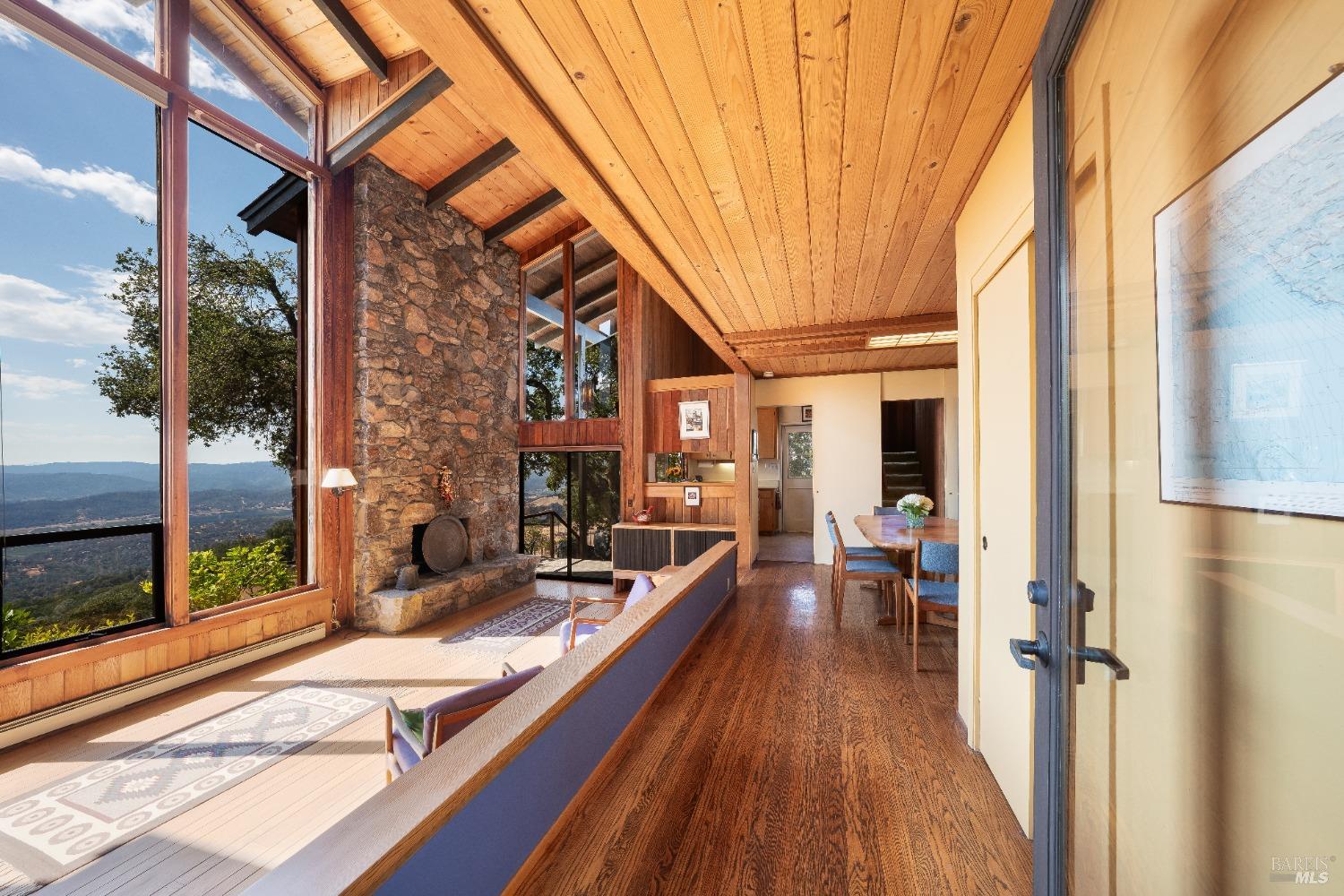 Photo of 4000 Ridge Oaks Rd in Geyserville, CA