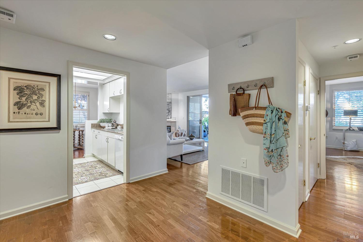 Detail Gallery Image 5 of 36 For 100 Deer Valley Rd Gb,  San Rafael,  CA 94903 - 2 Beds | 2 Baths