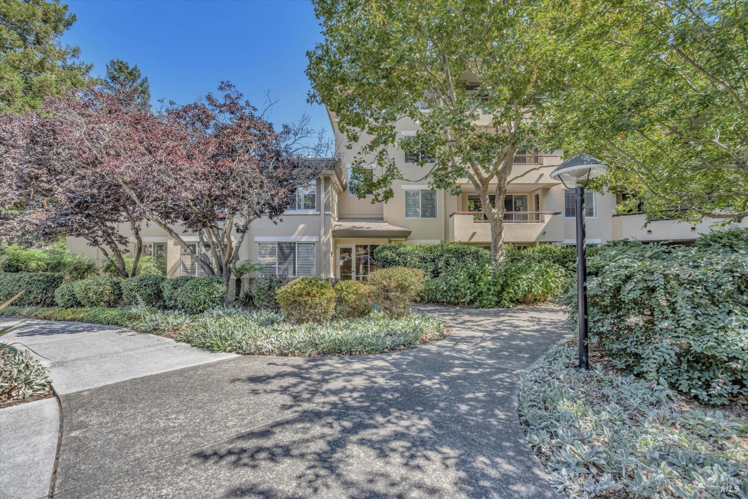 Detail Gallery Image 2 of 36 For 100 Deer Valley Rd Gb,  San Rafael,  CA 94903 - 2 Beds | 2 Baths