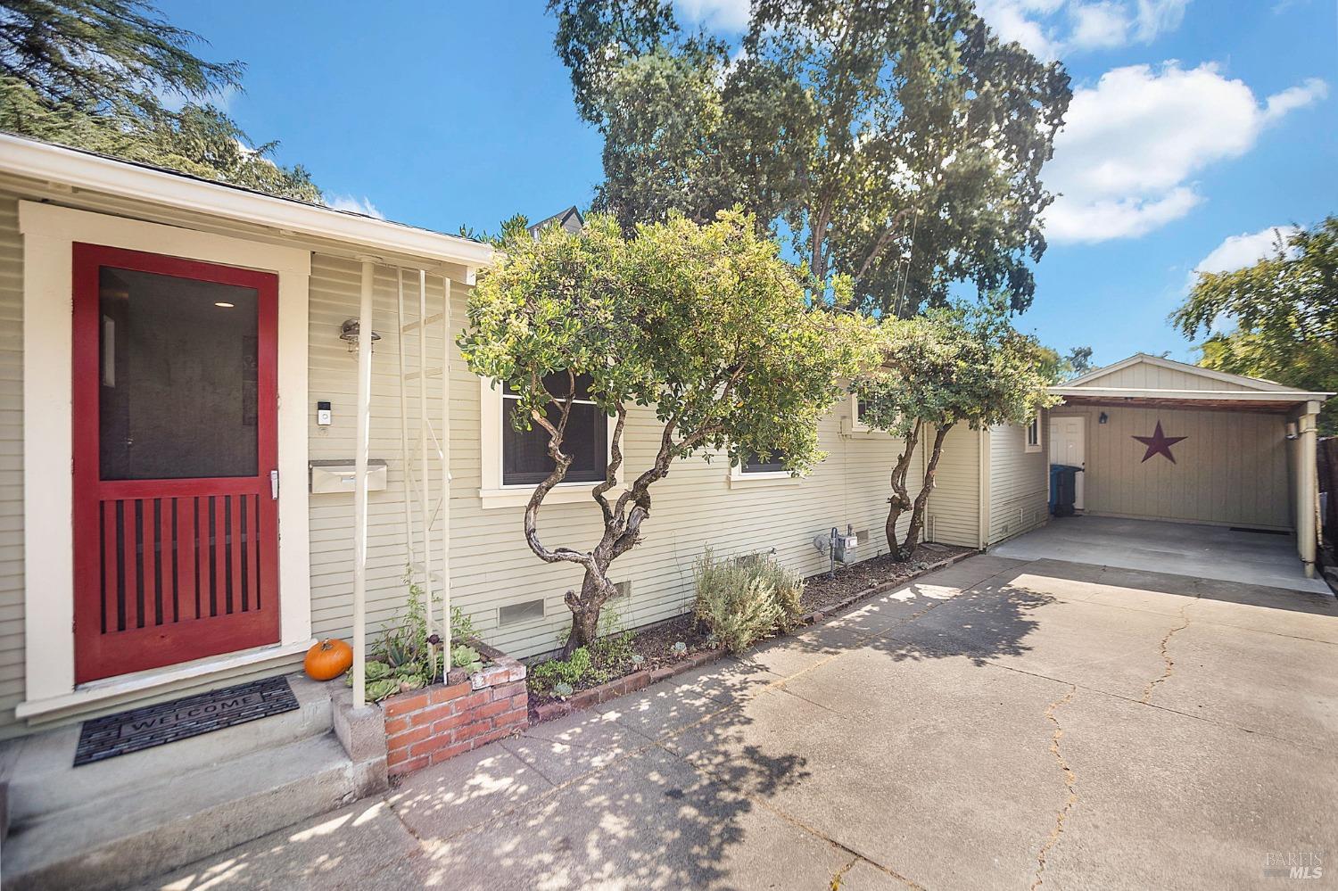 Photo of 560 Carr Ave in Santa Rosa, CA