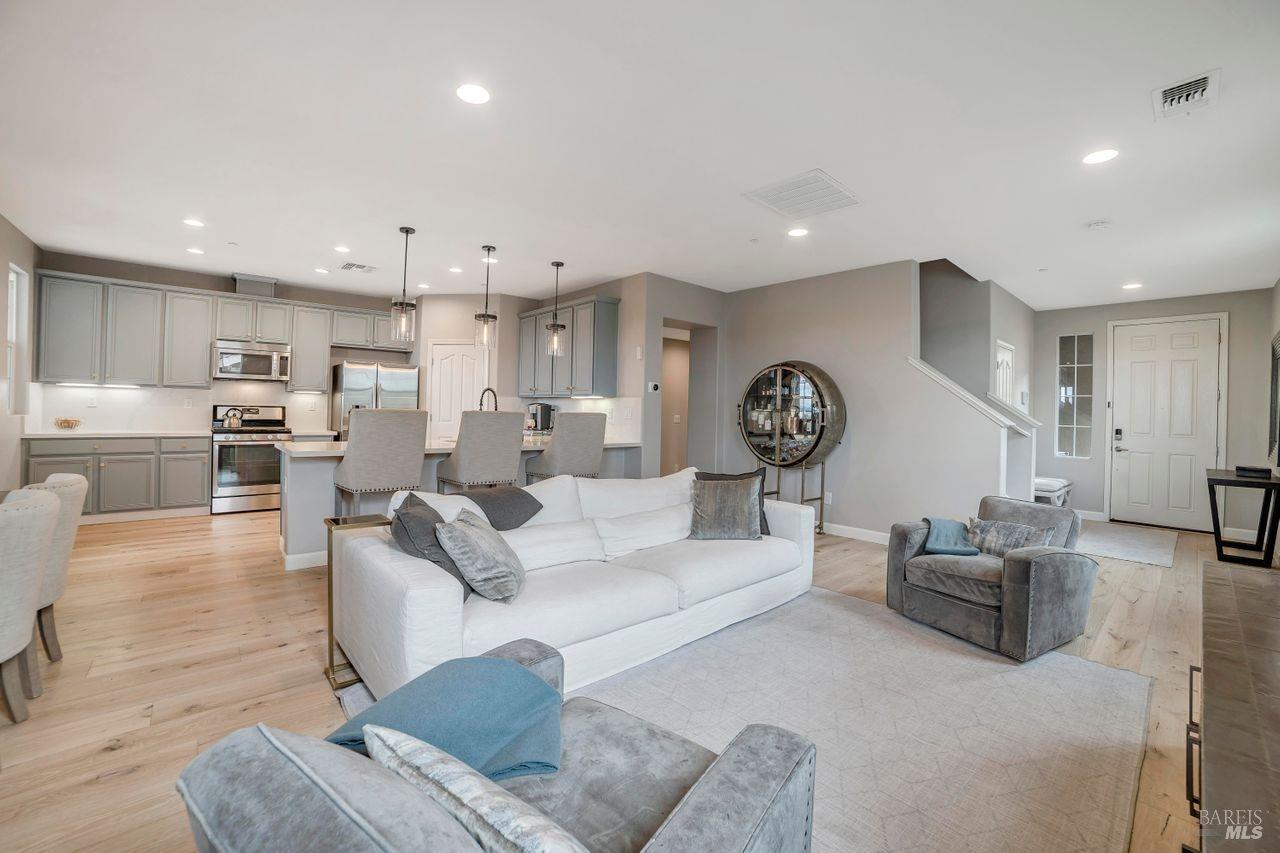 Photo of 420 Jacquelyn Ln in Petaluma, CA