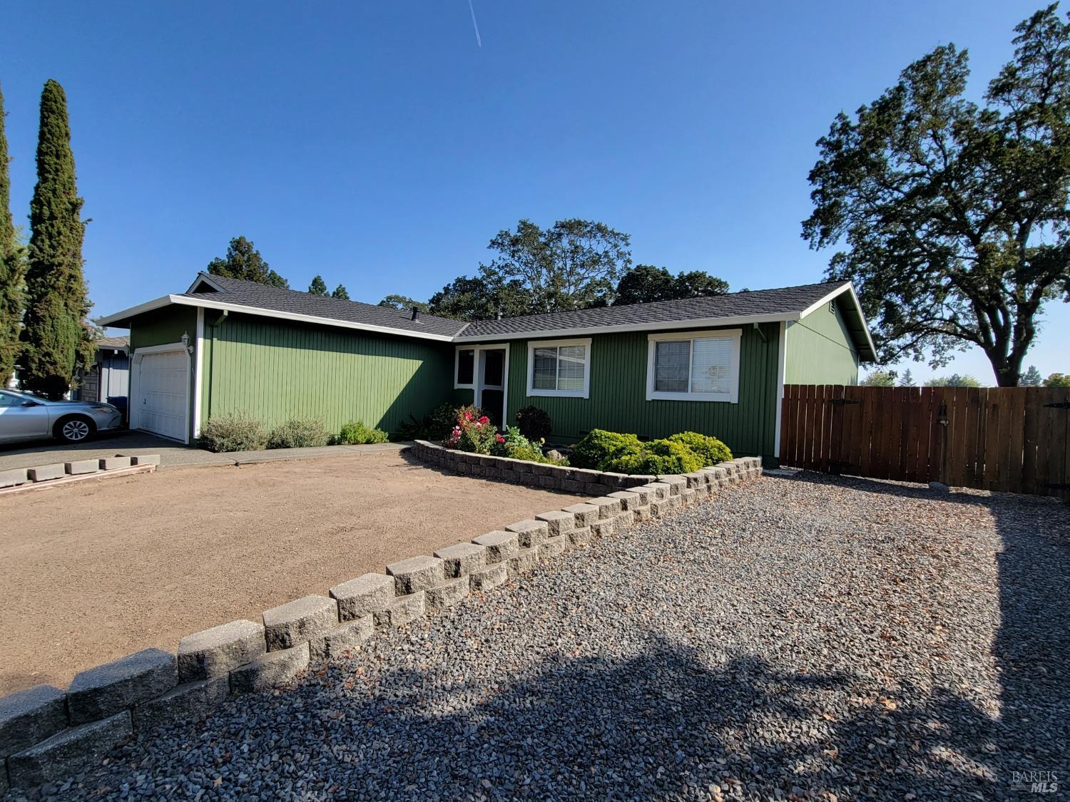 Photo of 990 Springfield Ct in Windsor, CA