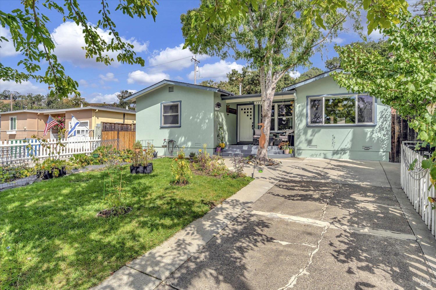 Photo of 582 Fernando Dr in Novato, CA