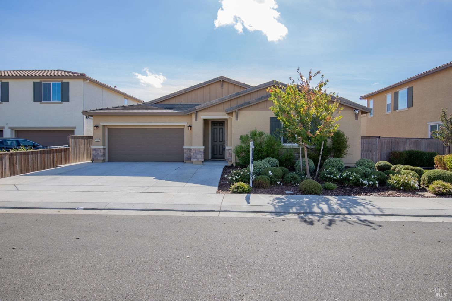 Welcome Home to this beautiful, spacious, Paige floorplan located in the desirable Valley Glen neigh