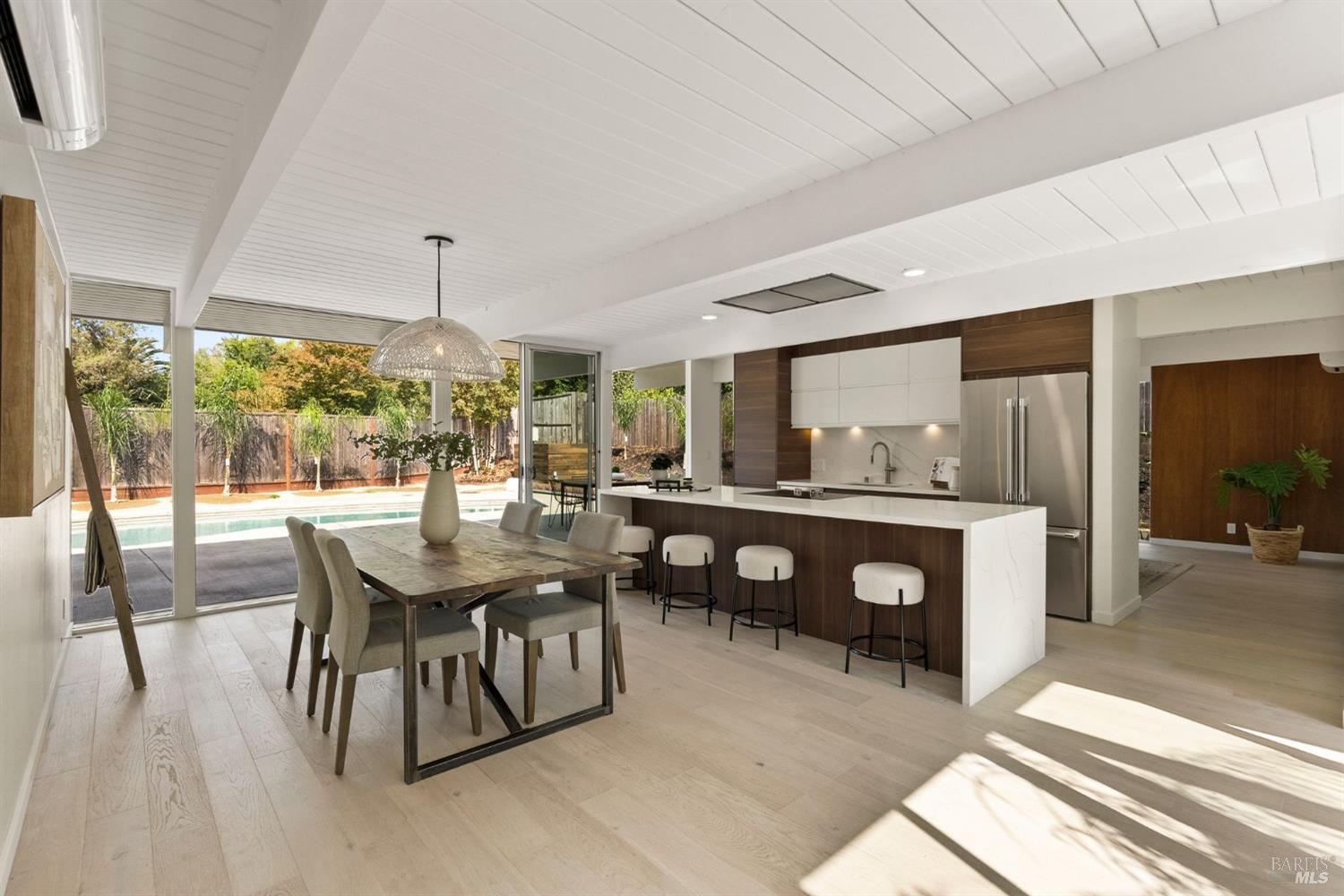 Detail Gallery Image 11 of 59 For 9 Cermenho Ct, San Rafael,  CA 94903 - 4 Beds | 2 Baths