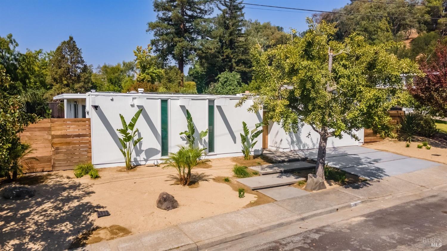 Detail Gallery Image 5 of 59 For 9 Cermenho Ct, San Rafael,  CA 94903 - 4 Beds | 2 Baths