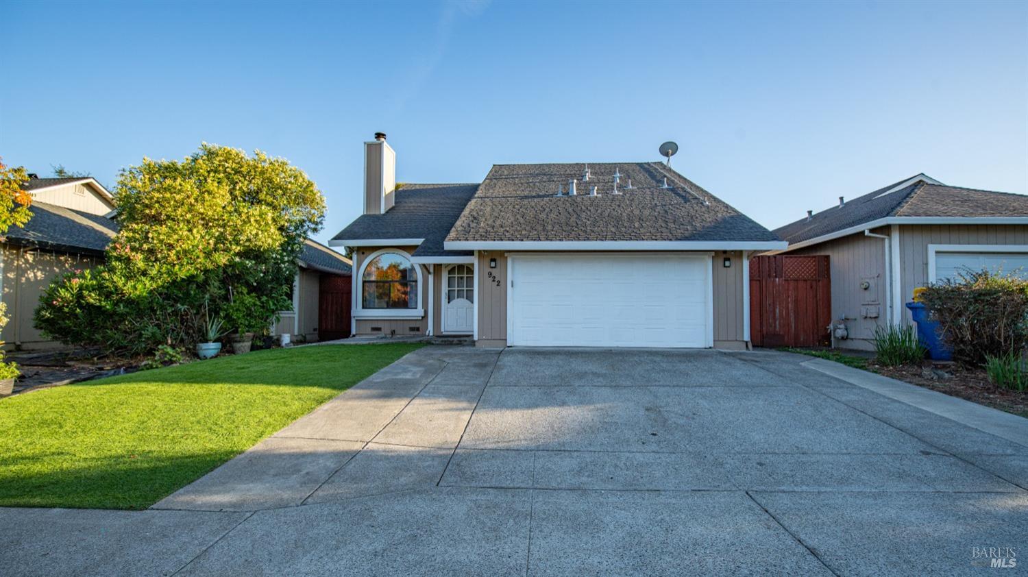 Photo of 922 Bond Pl in Windsor, CA