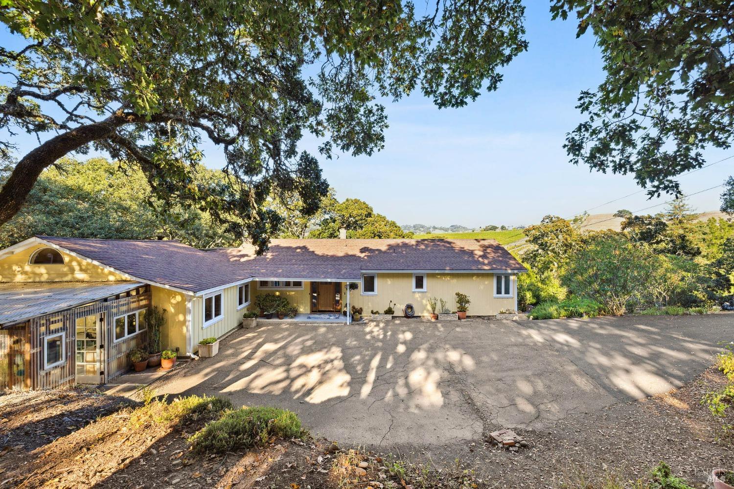 Detail Gallery Image 4 of 45 For 2810 Hidden Acres Rd, Santa Rosa,  CA 95404 - 3 Beds | 2 Baths