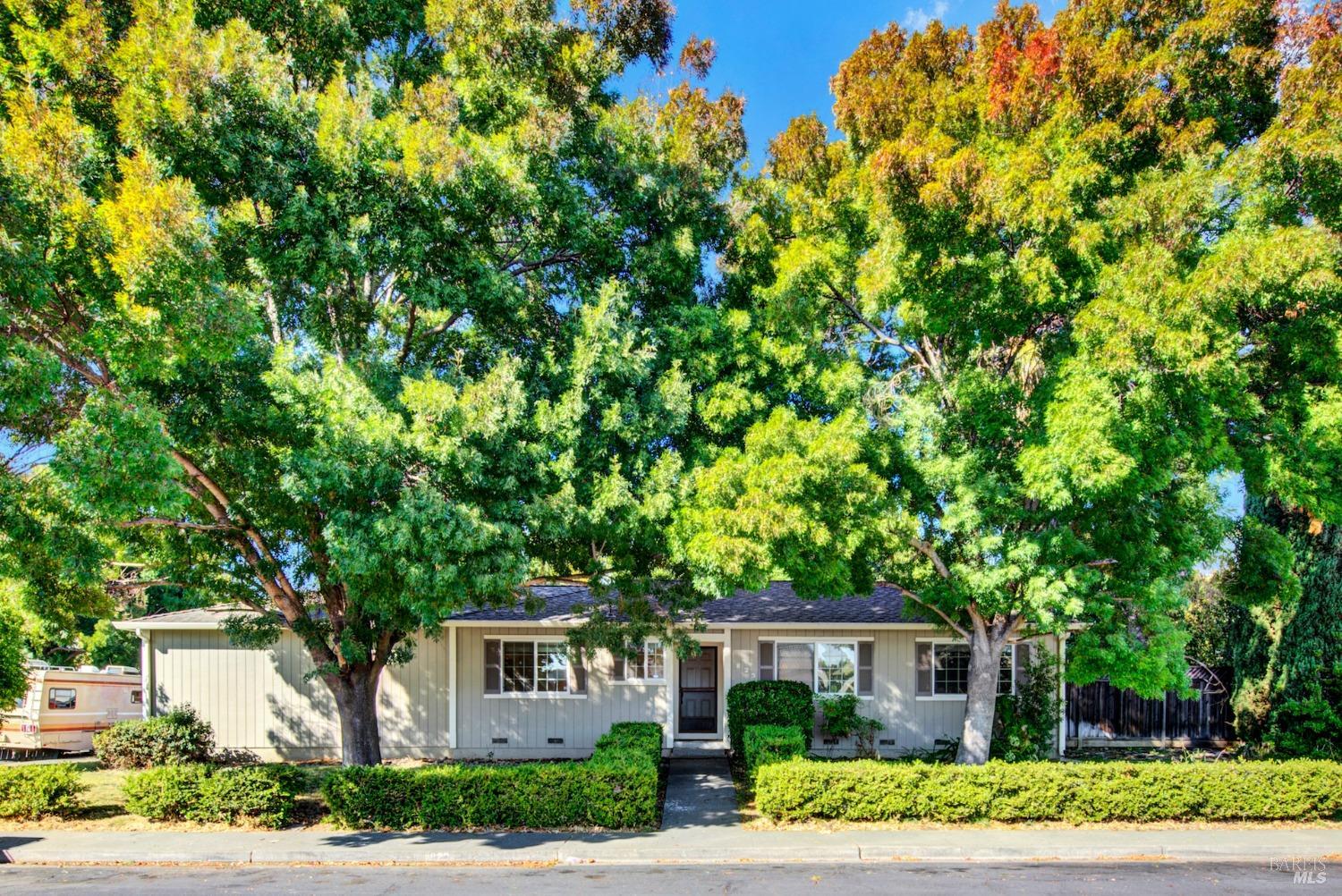 Photo of 823 Scottsdale Dr in Vacaville, CA