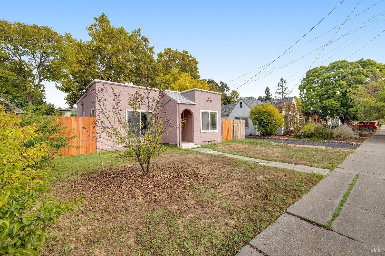 Photo of 725727 Oak St in Santa Rosa, CA