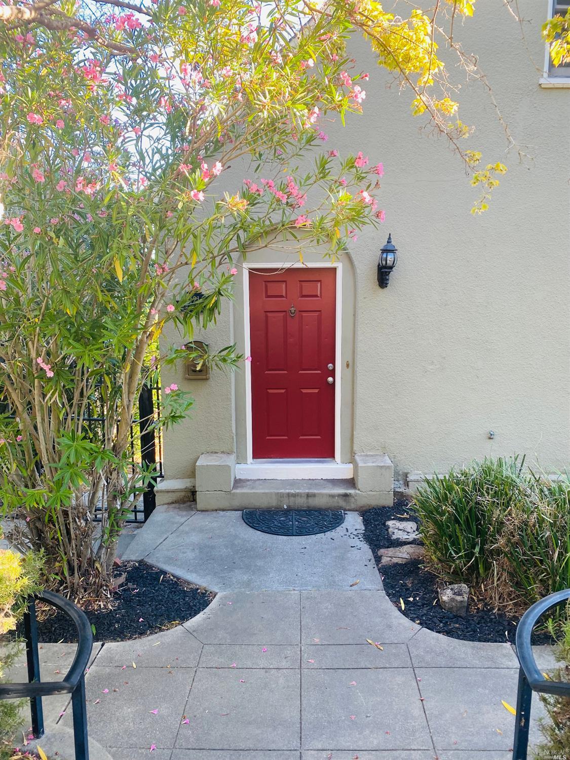 Photo of 121 B St in Vallejo, CA