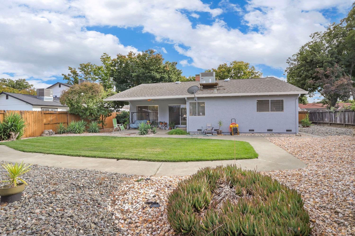 Photo of 561 Parkridge Dr in Vacaville, CA