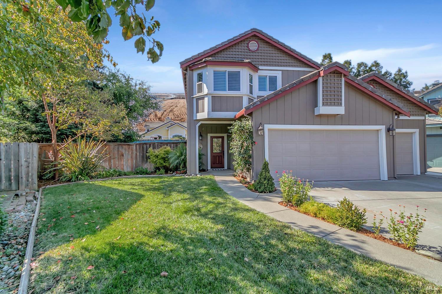 Detail Gallery Image 1 of 1 For 230 Oak Valley Ct, Vacaville,  CA 95687 - 4 Beds | 2/1 Baths