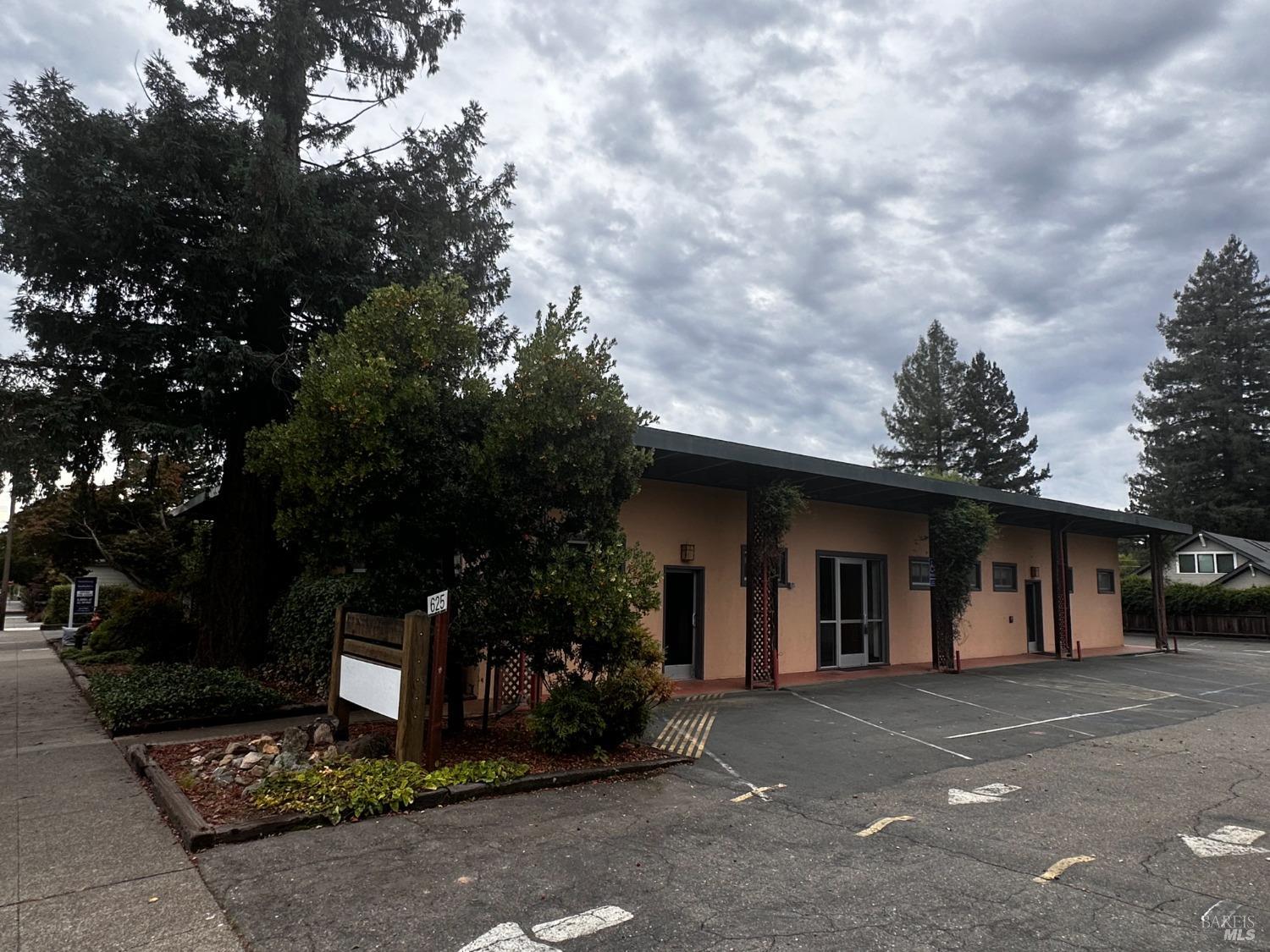 Photo of 625 Center St in Healdsburg, CA