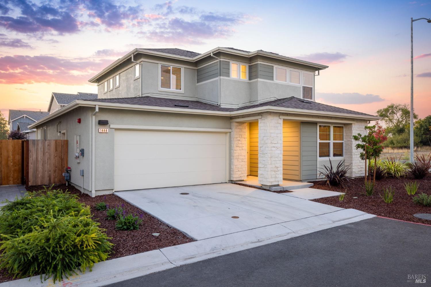 Photo of 1444 Oak Cir in Rohnert Park, CA